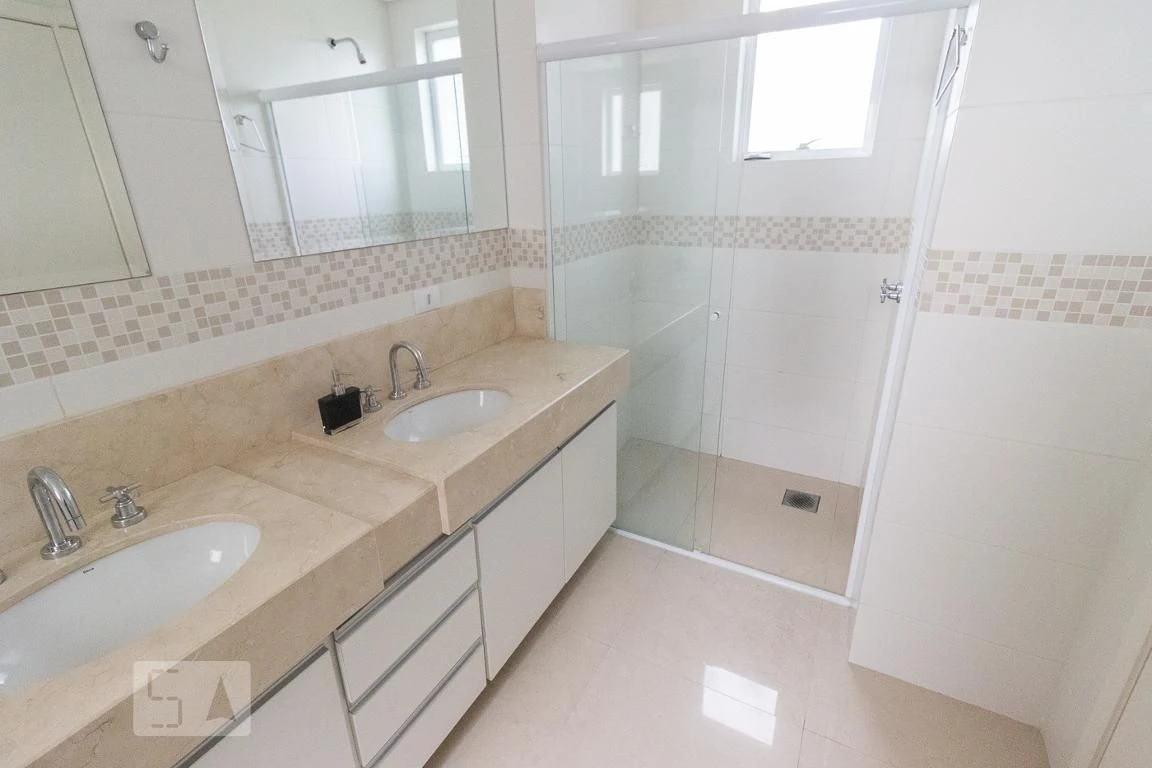Bathtub in a 4-bedroom apartment, 255 m² — photo 45
