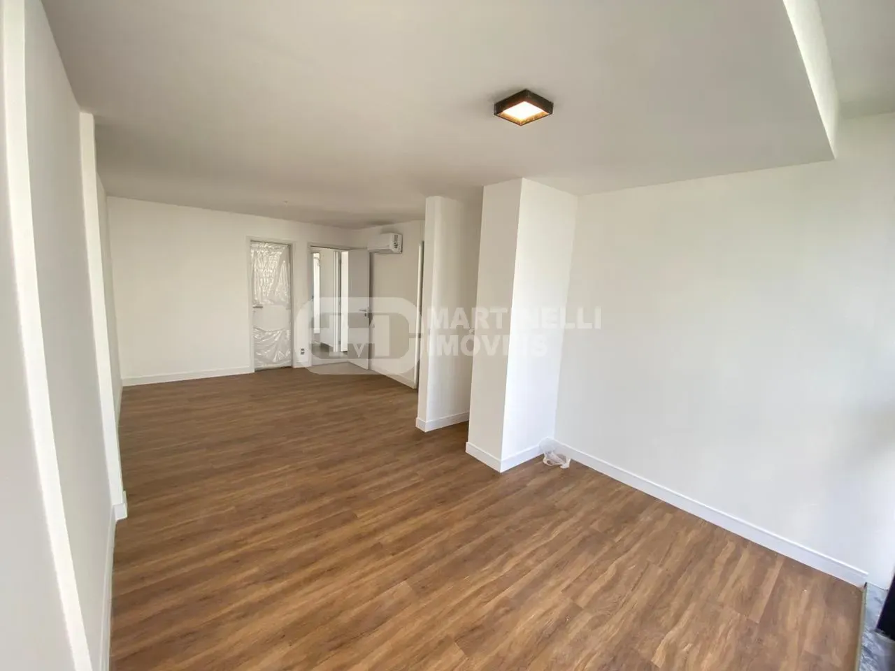 Glass-enclosed balcony in a 3-bedroom apartment, 119 m² — photo 18