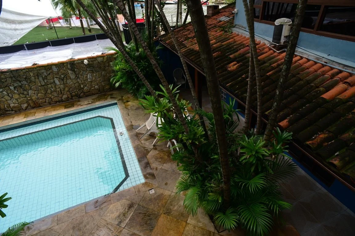 One-bedroom apartment in a building with a pool — photo 9