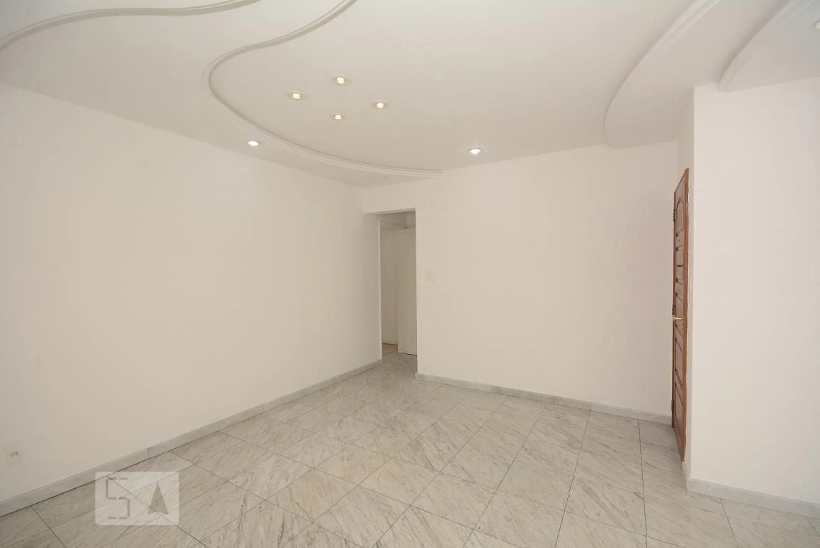 4-bedroom apartment in a building with a pool — photo 8