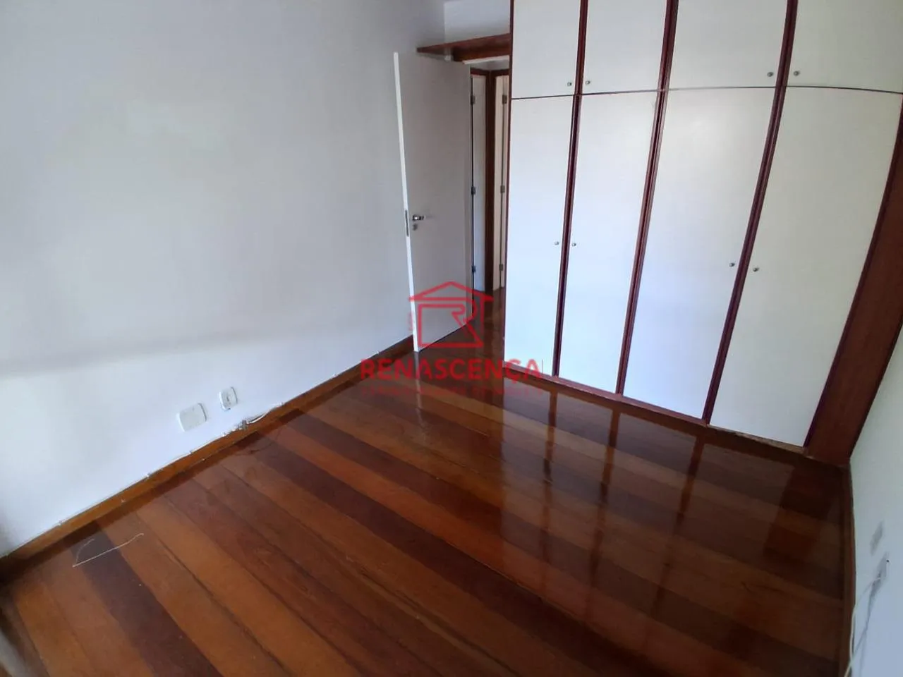 Apartamento sem mobília com 3 quartos, piso de madeira — photo 5