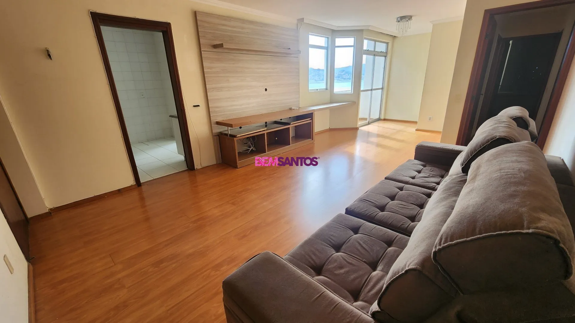 Furnished 4-bedroom apartment with a balcony