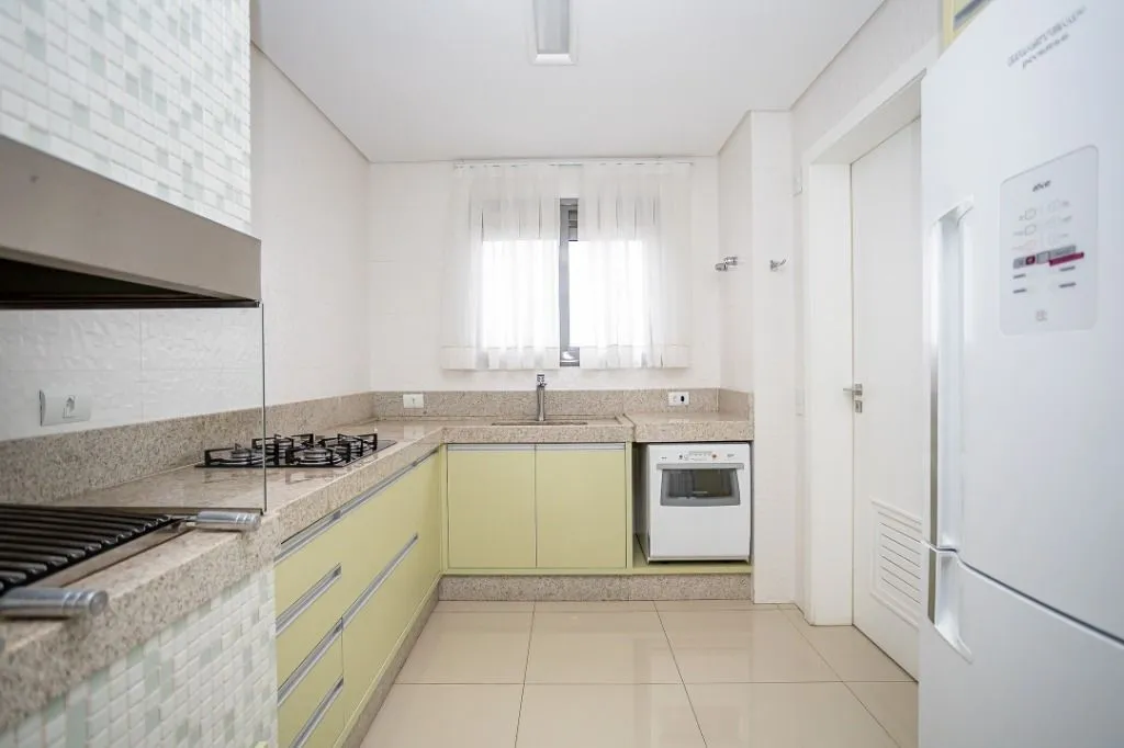 Apartamento com 3 quartos e 160 m², cozinha com fogão a gás — photo 3