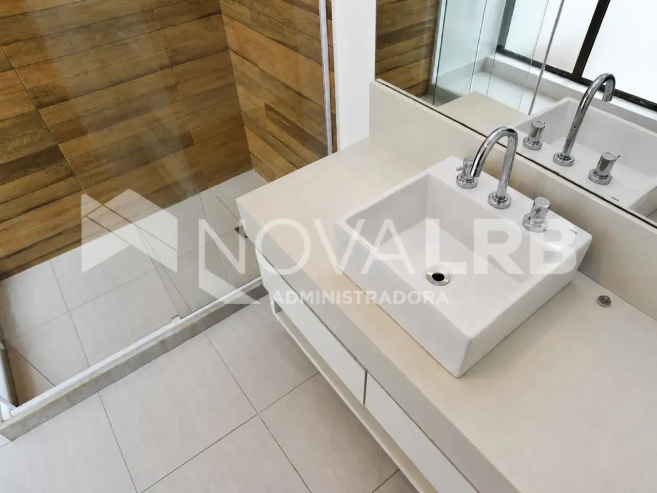 4-bedroom apartment with enclosed glass balcony — photo 44