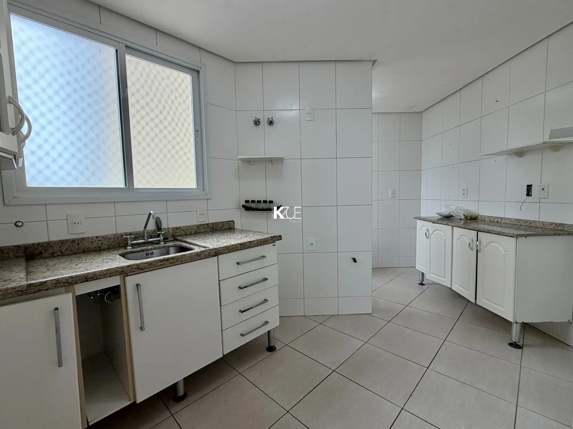 Balcony with a grill in a 2-bedroom apartment, 83 m² — photo 6