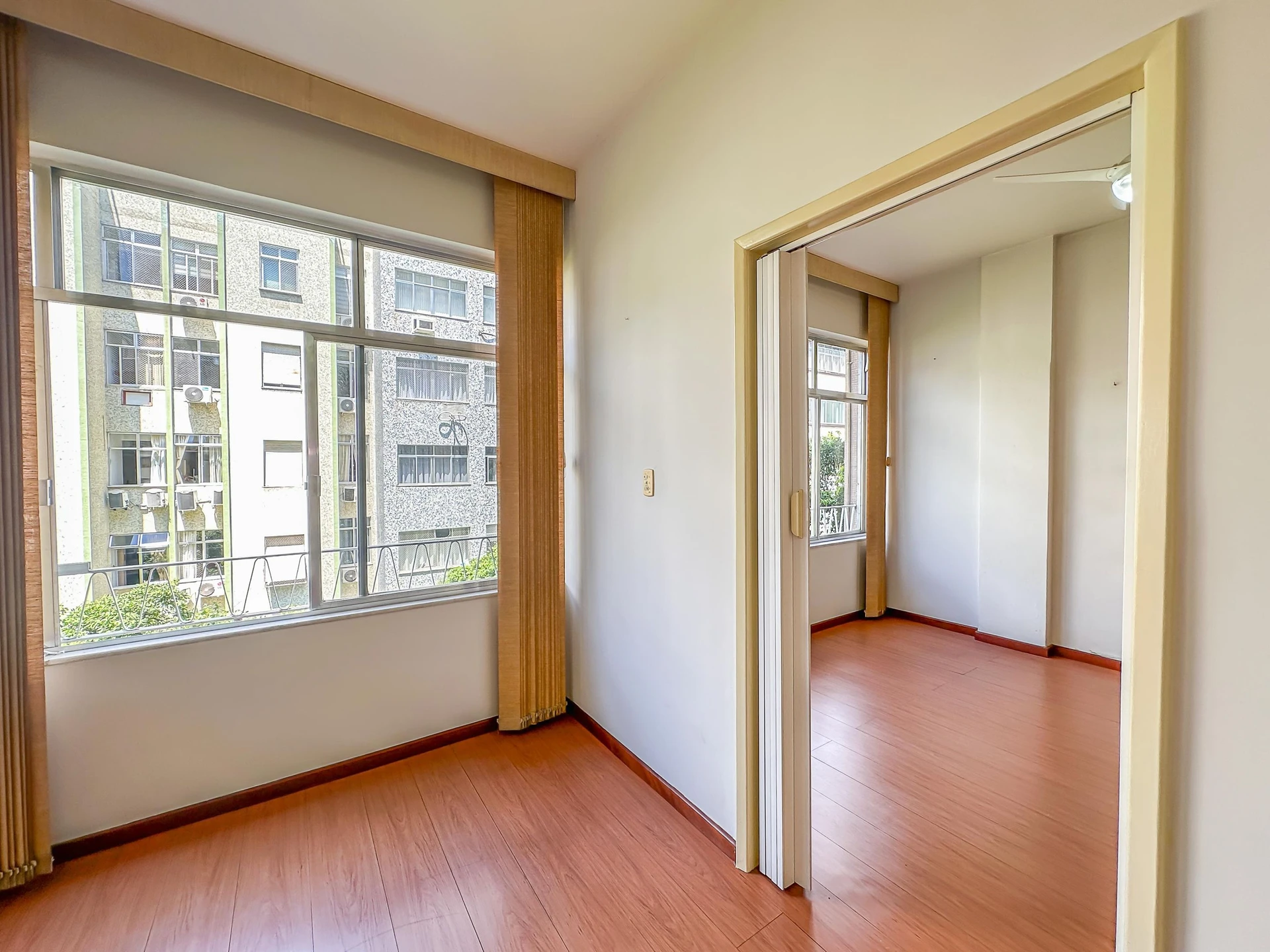 140 m² apartment with a jacuzzi and a bathtub — photo 25