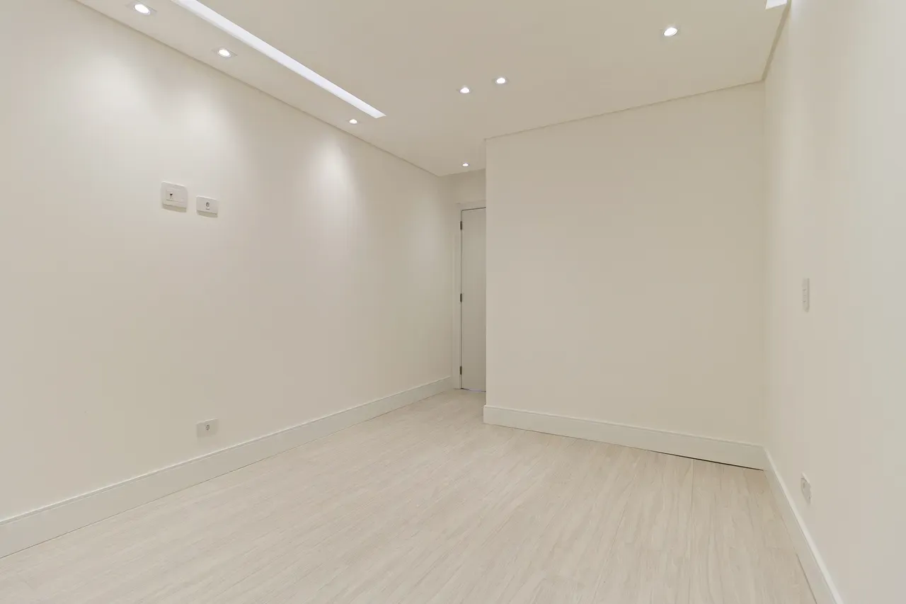 Balcony with a grill in a 4-bedroom apartment, 158 m² — photo 56