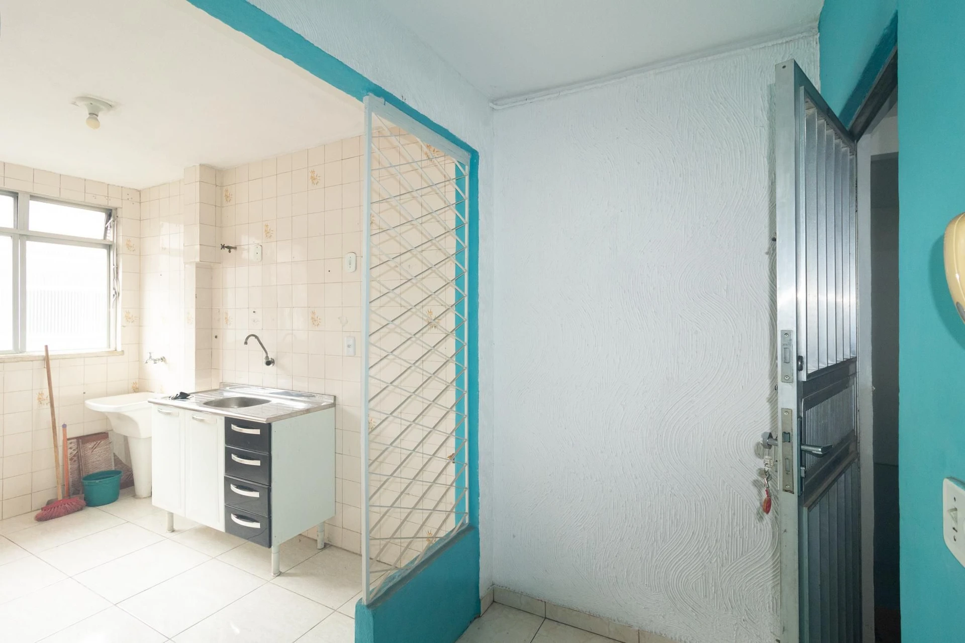 Apartamento sem mobília com 2 quartos e 1 banheiro