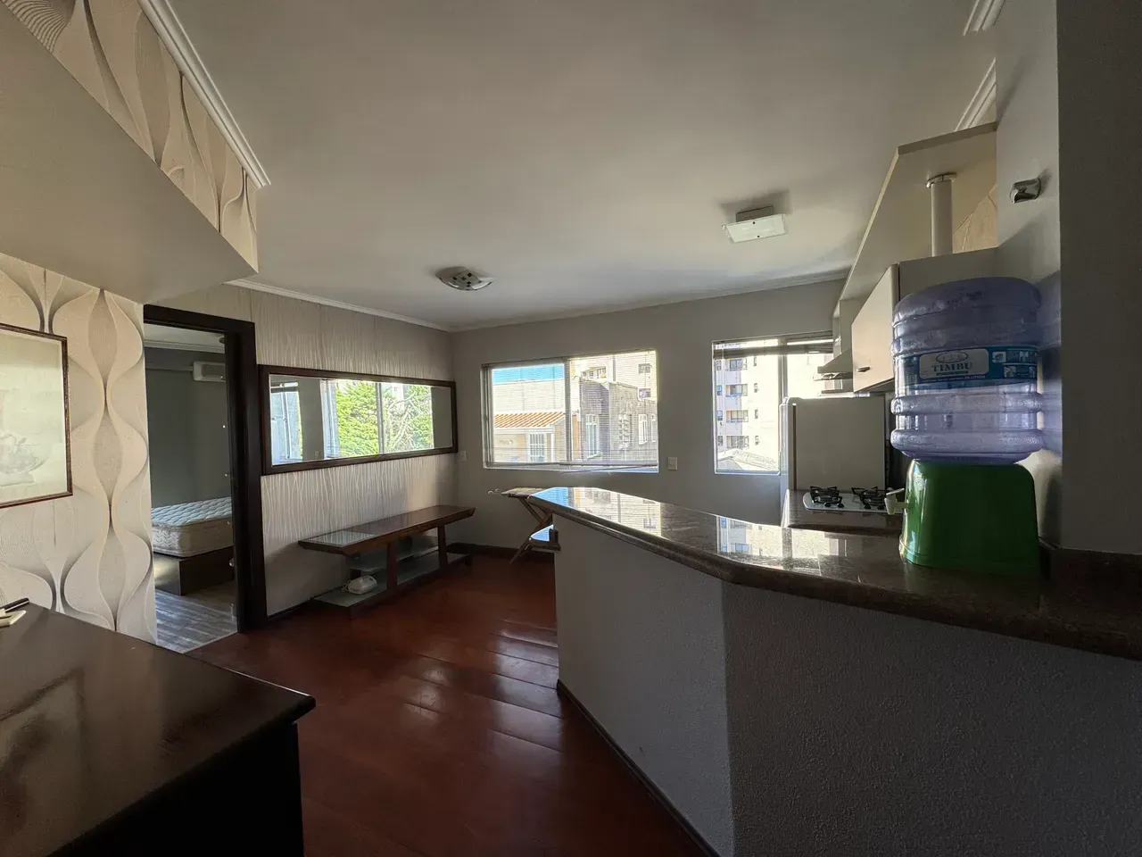 Furnished 1-bedroom apartment with glassed-in balcony — photo 2