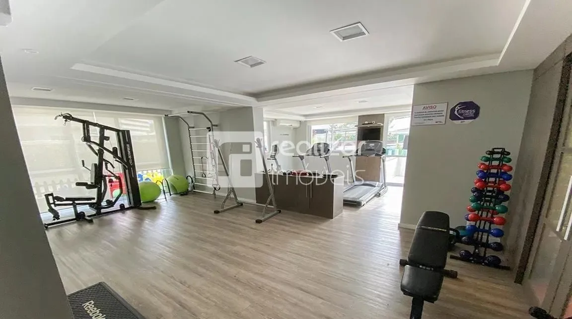 4-bedroom apartment in a building with a pool — photo 12