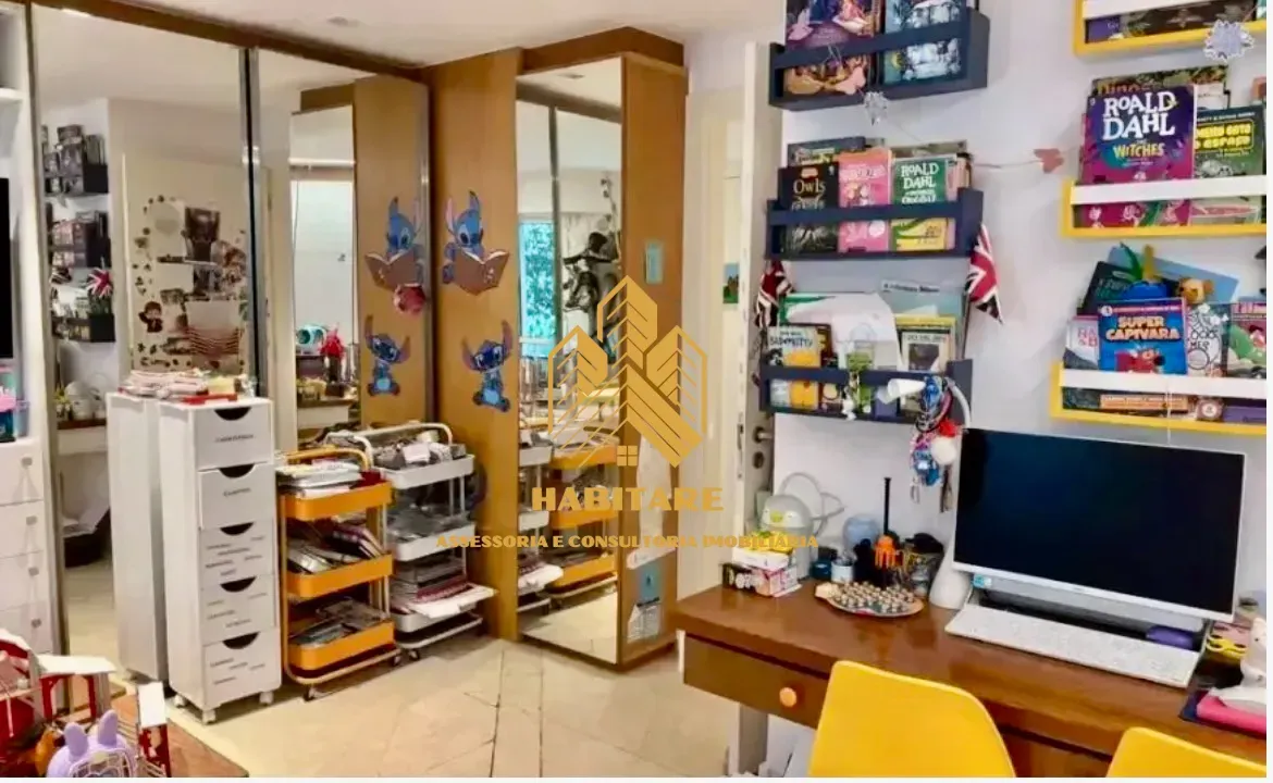 Home office in a 3-bedroom apartment, 170 m² — photo 11