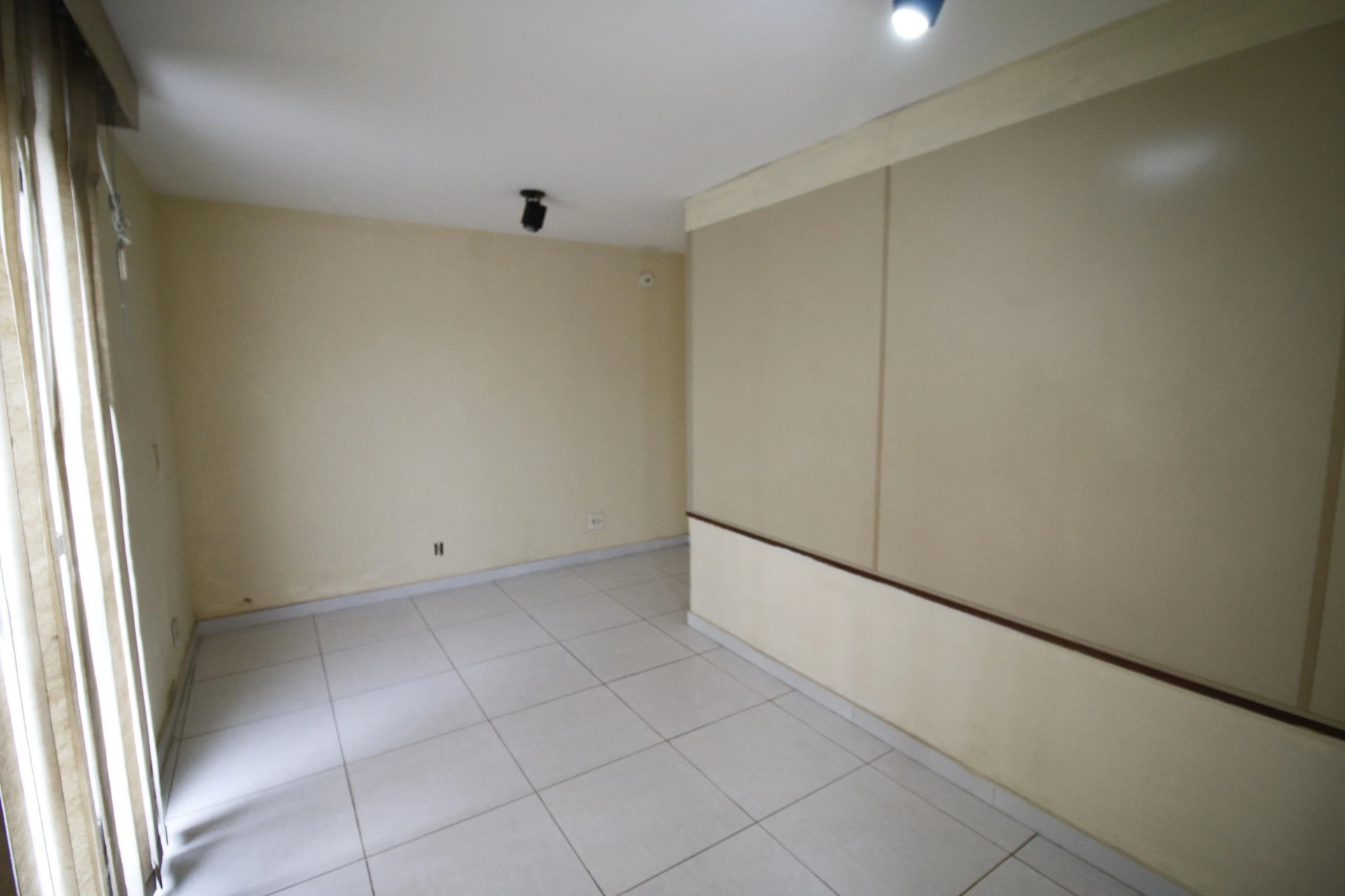 Balcony with a grill in a 3-bedroom apartment, 128 m² — photo 42