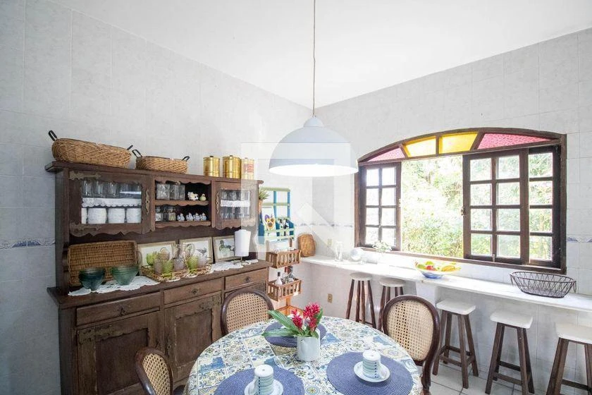 Furnished house with 4 bedrooms and 215 m² — photo 4