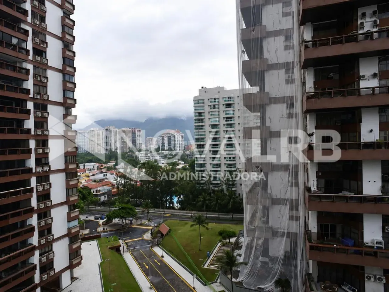 4-bedroom apartment with enclosed glass balcony — photo 23