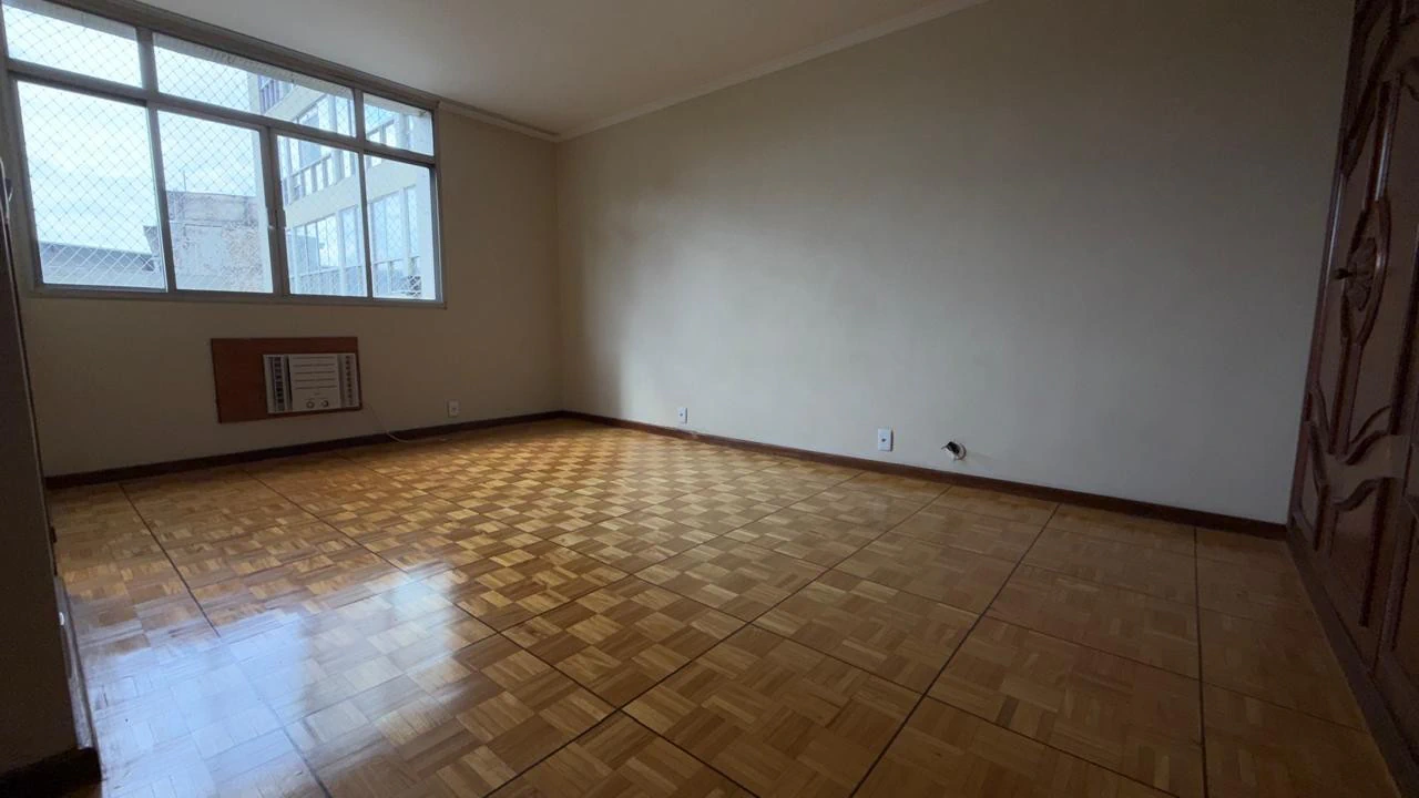 Wood or laminate floors in a 3-bedroom apartment, 157 m² — photo 12