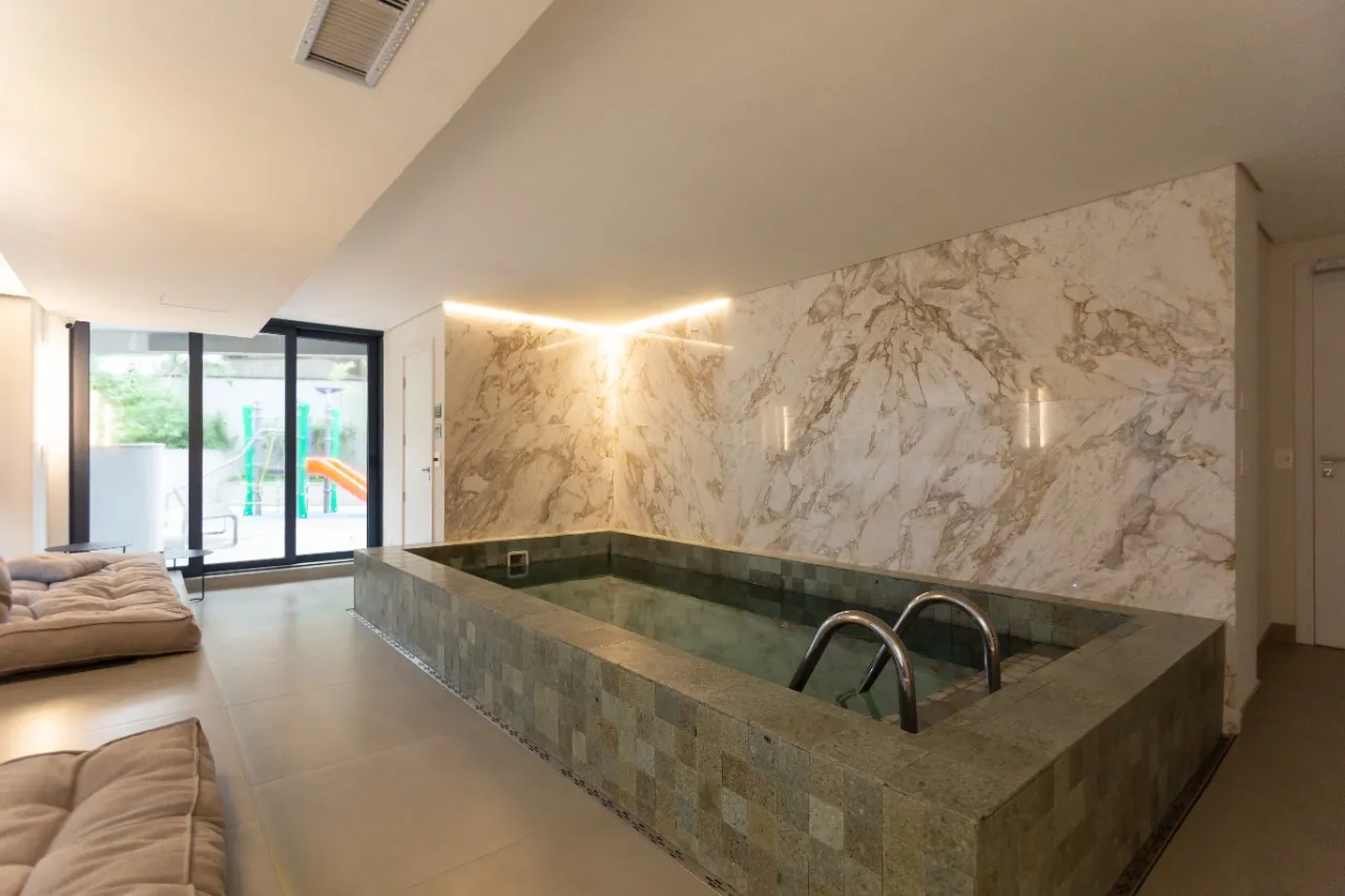 3-bedroom apartment in a building with a gym — photo 34