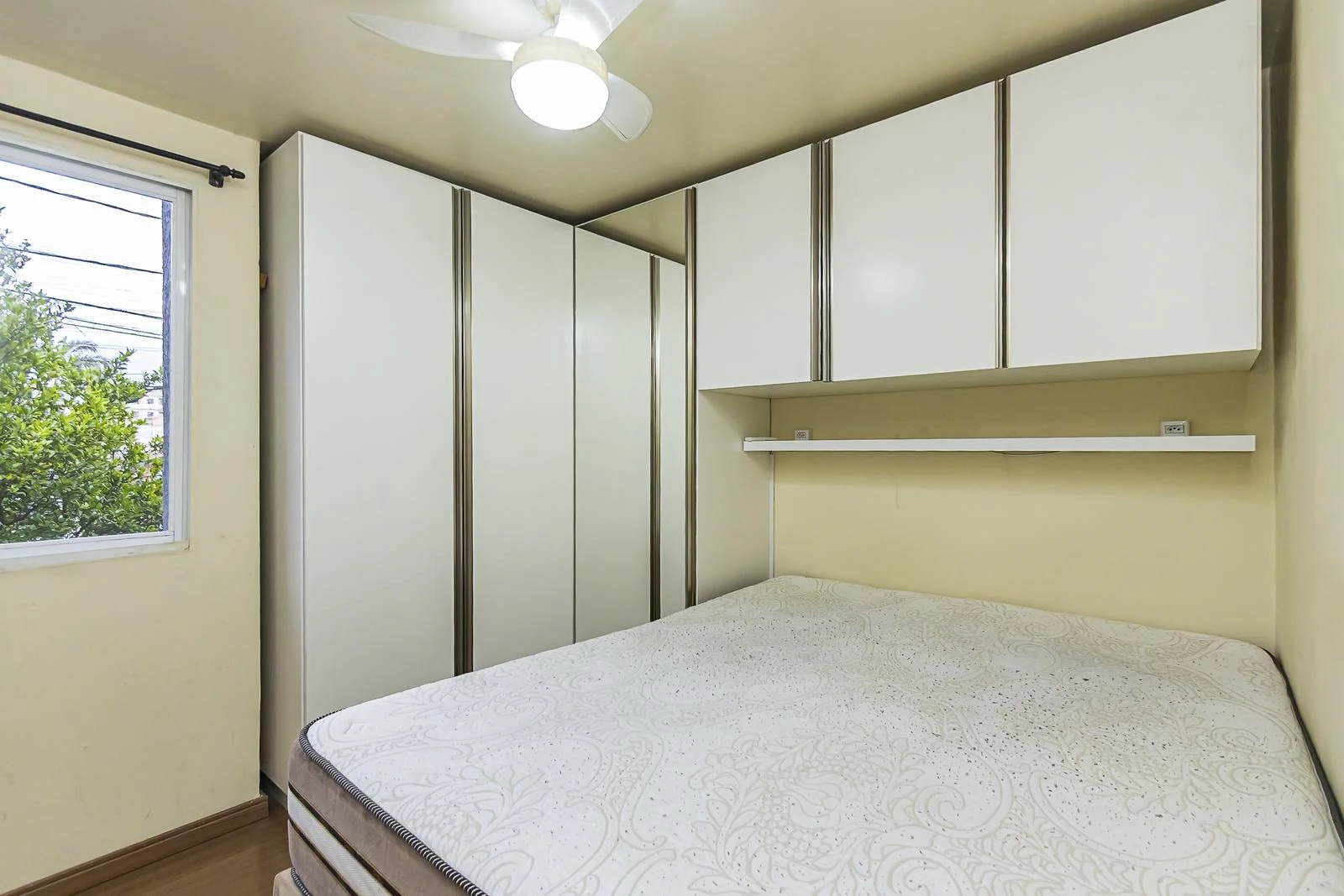 2-bedroom apartment with wood or laminate floors — photo 3