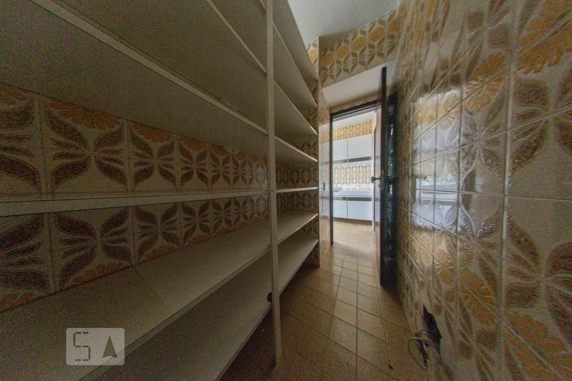 4-bedroom apartment with a walk-in closet — photo 34