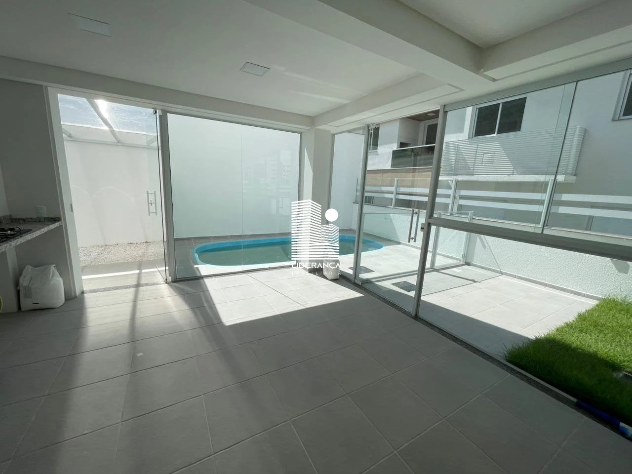 2-bedroom apartment with a mountain view in Florianópolis — photo 24