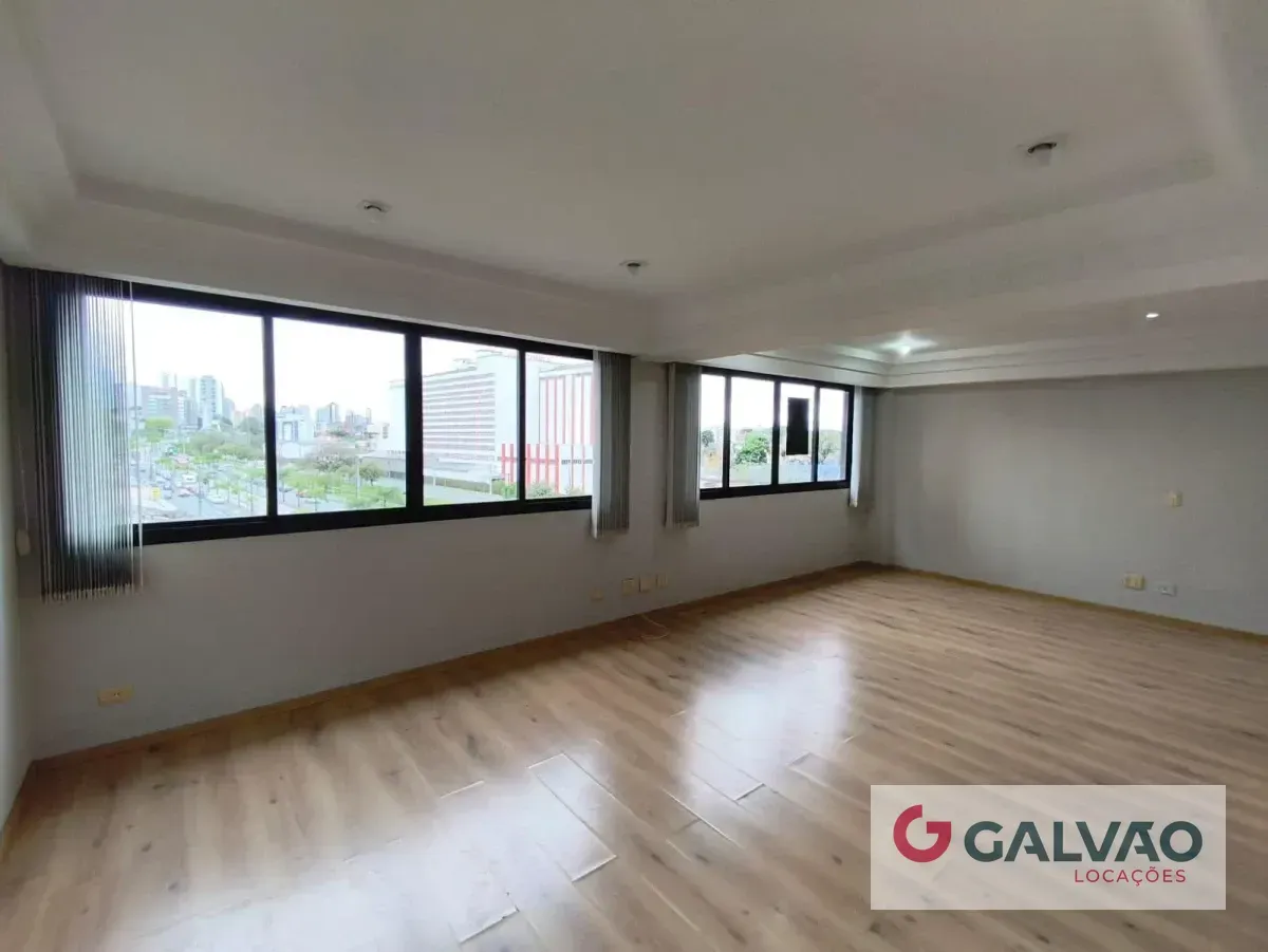 One-bedroom apartment with wood or laminate floors — photo 4