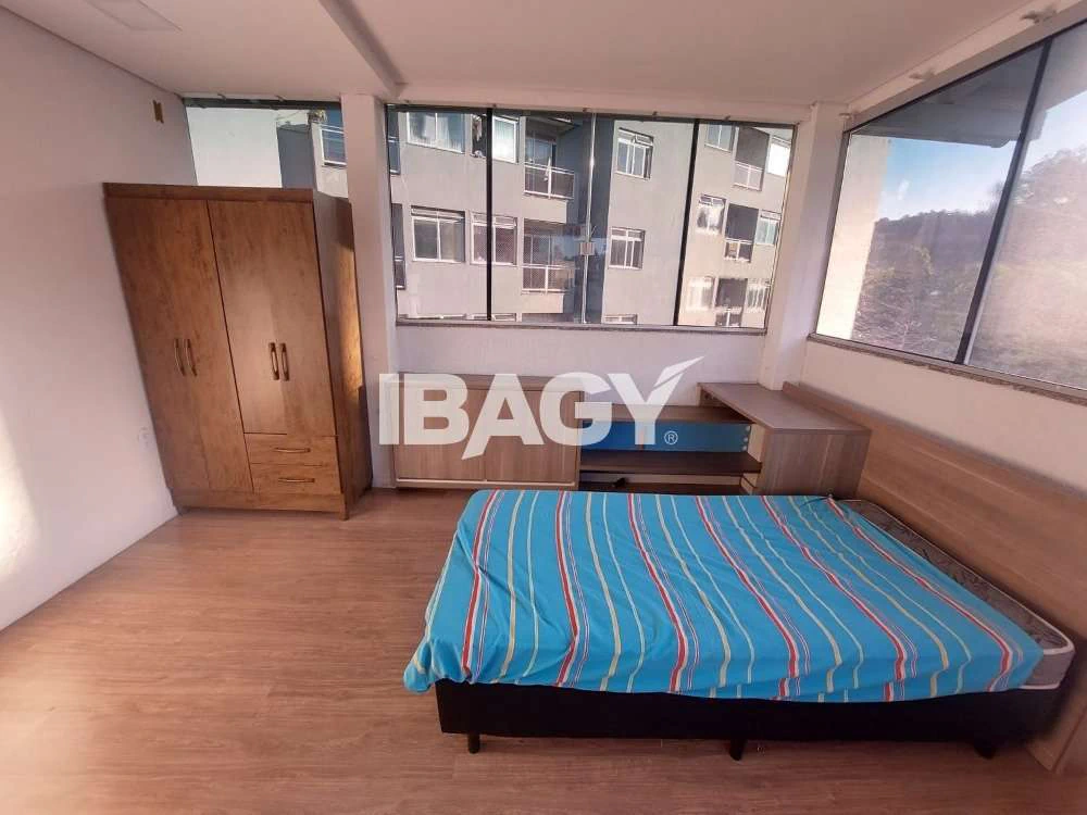 Studio de 25 m² com piso de madeira — photo 4