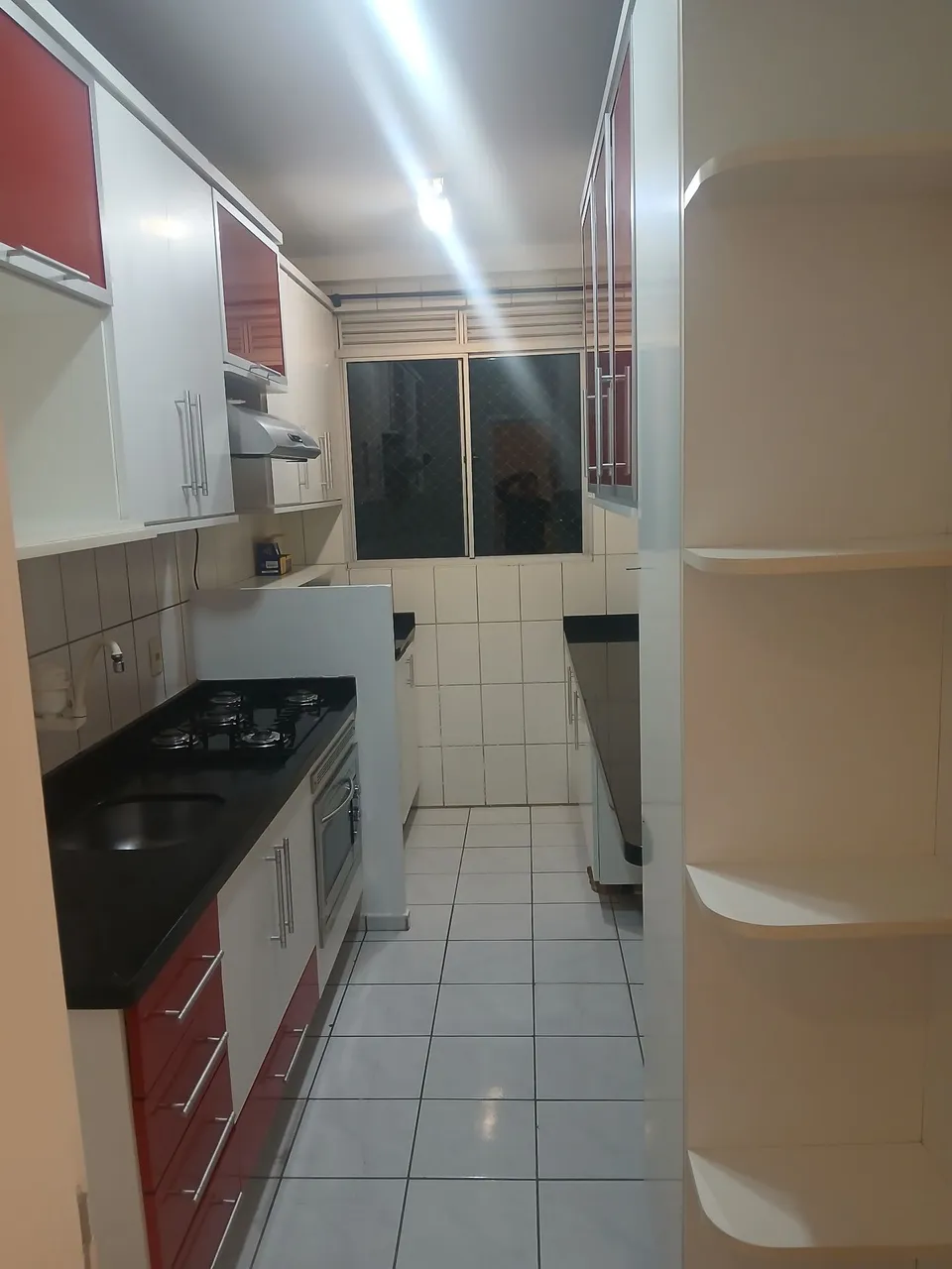 Apartamento com 2 quartos e cozinha independente com fogão a gás