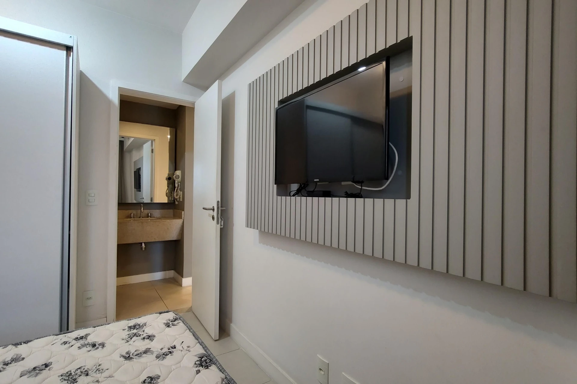 Furnished 1-bedroom apartment with an open-plan kitchen — photo 17