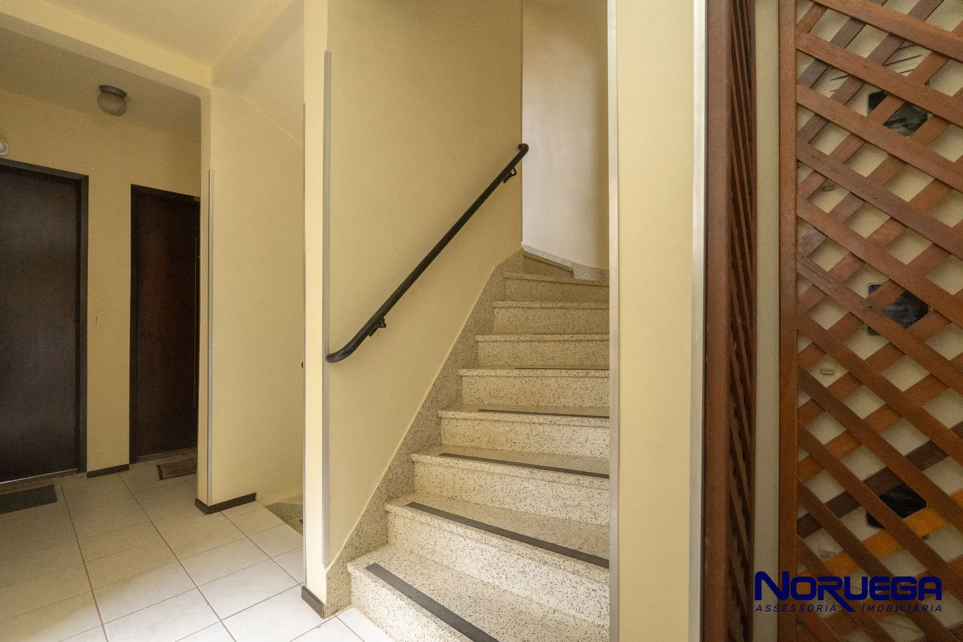 Wood or laminate floors in a 2-bedroom apartment, 103 m² — photo 29