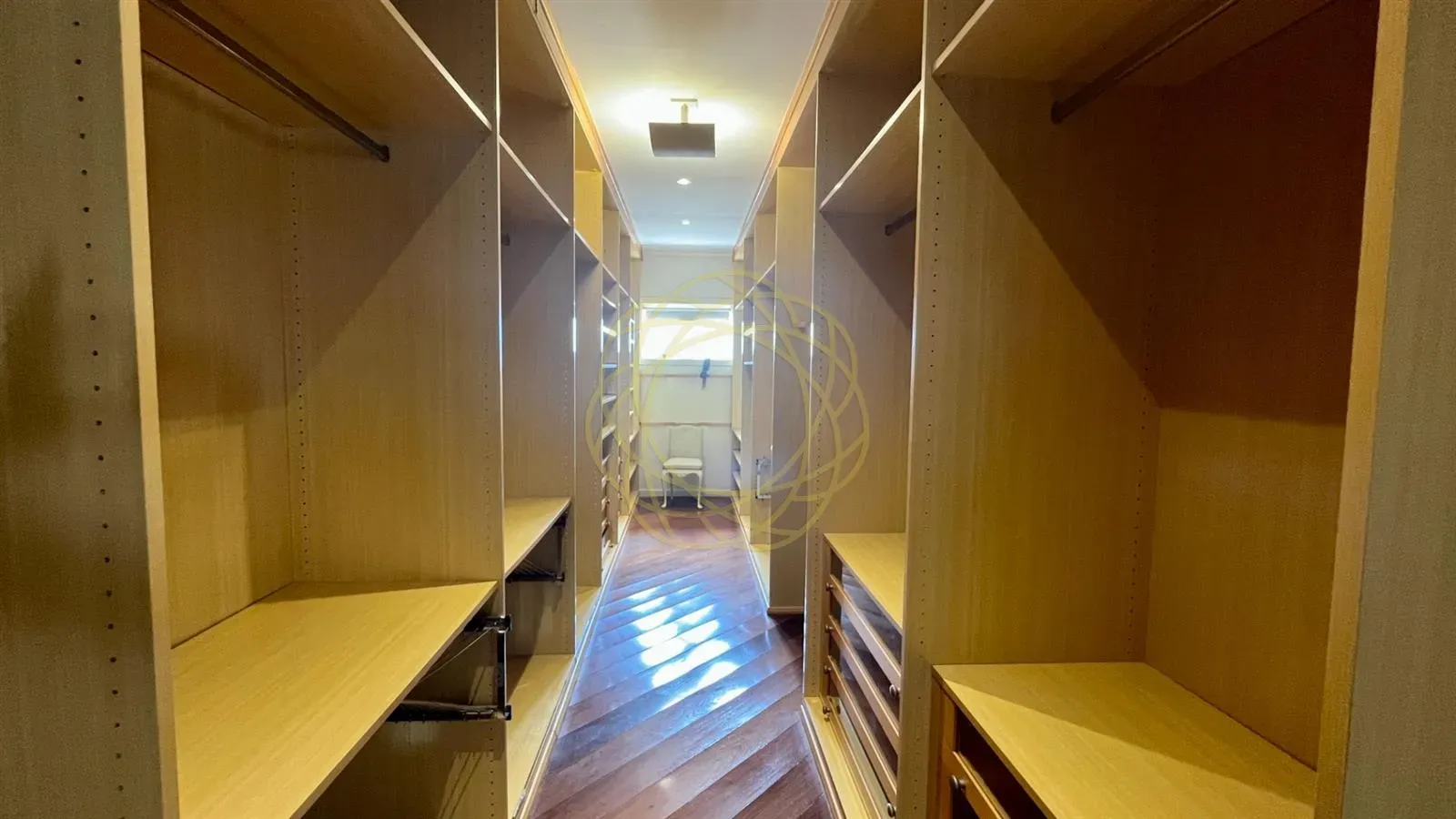 Casa mobiliada com 7 quartos e 984 m², 5 suítes — photo 3