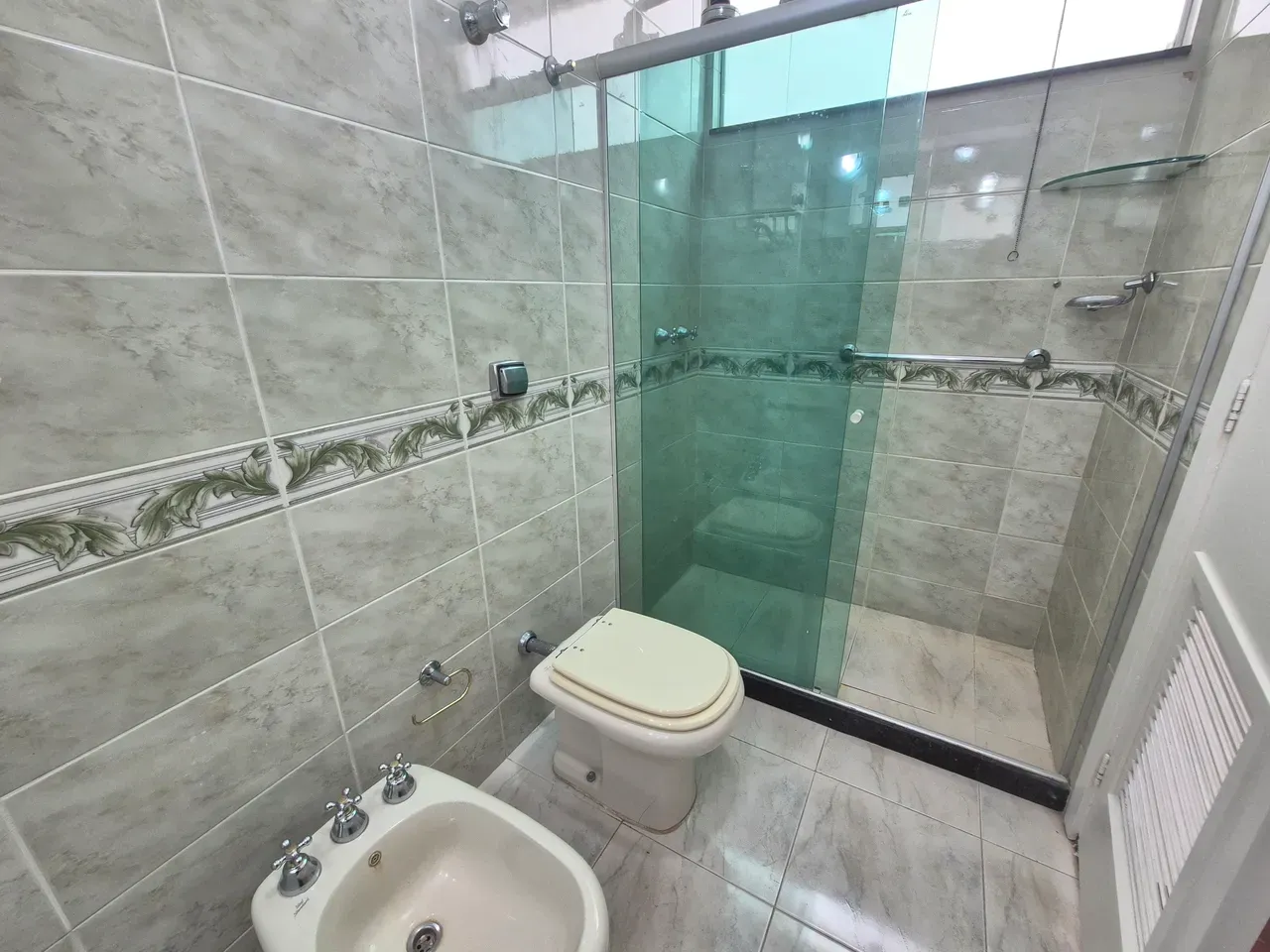 Bathtub in a 3-bedroom apartment, 165 m² — photo 15