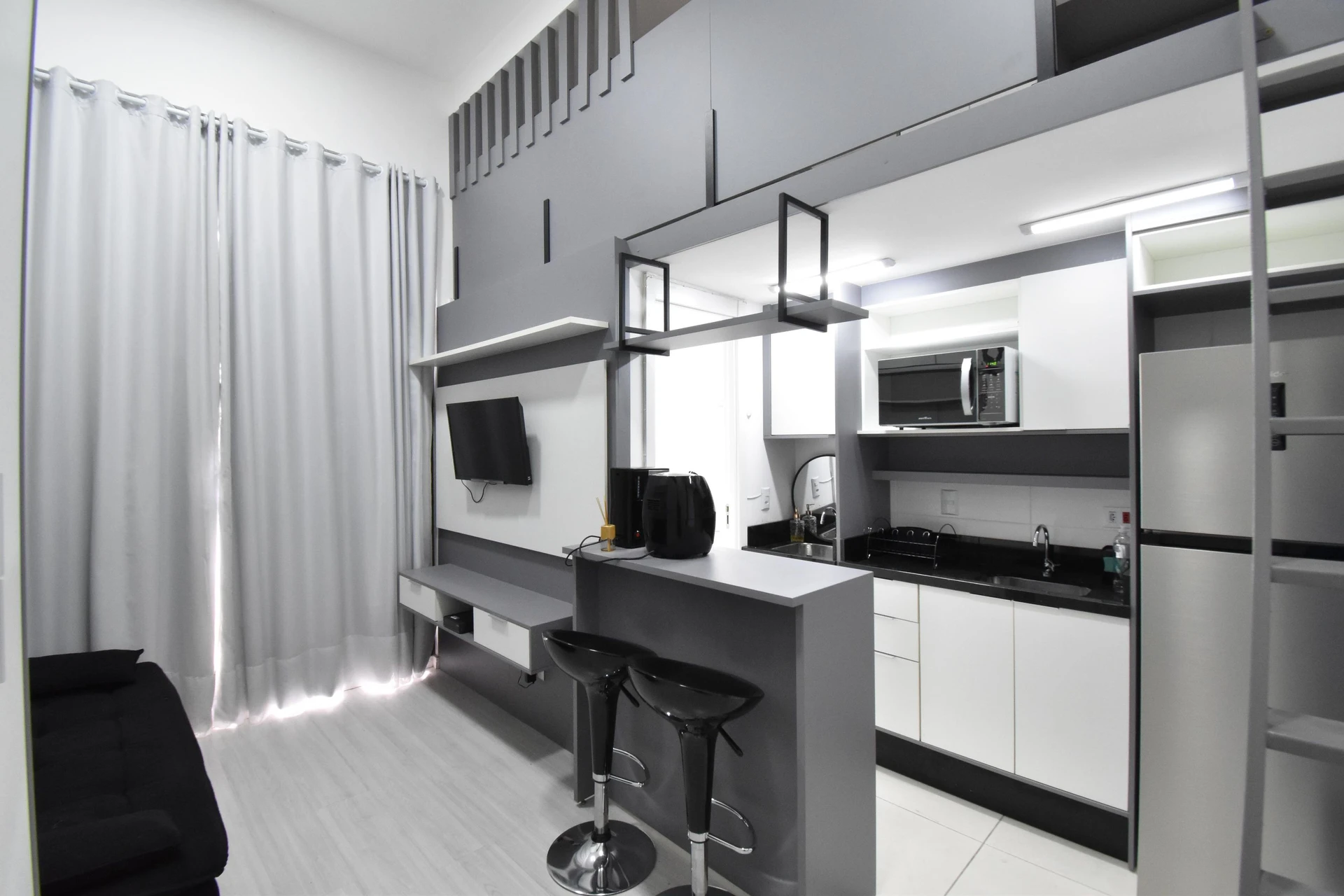One-bedroom apartment in a building with a gym — photo 16