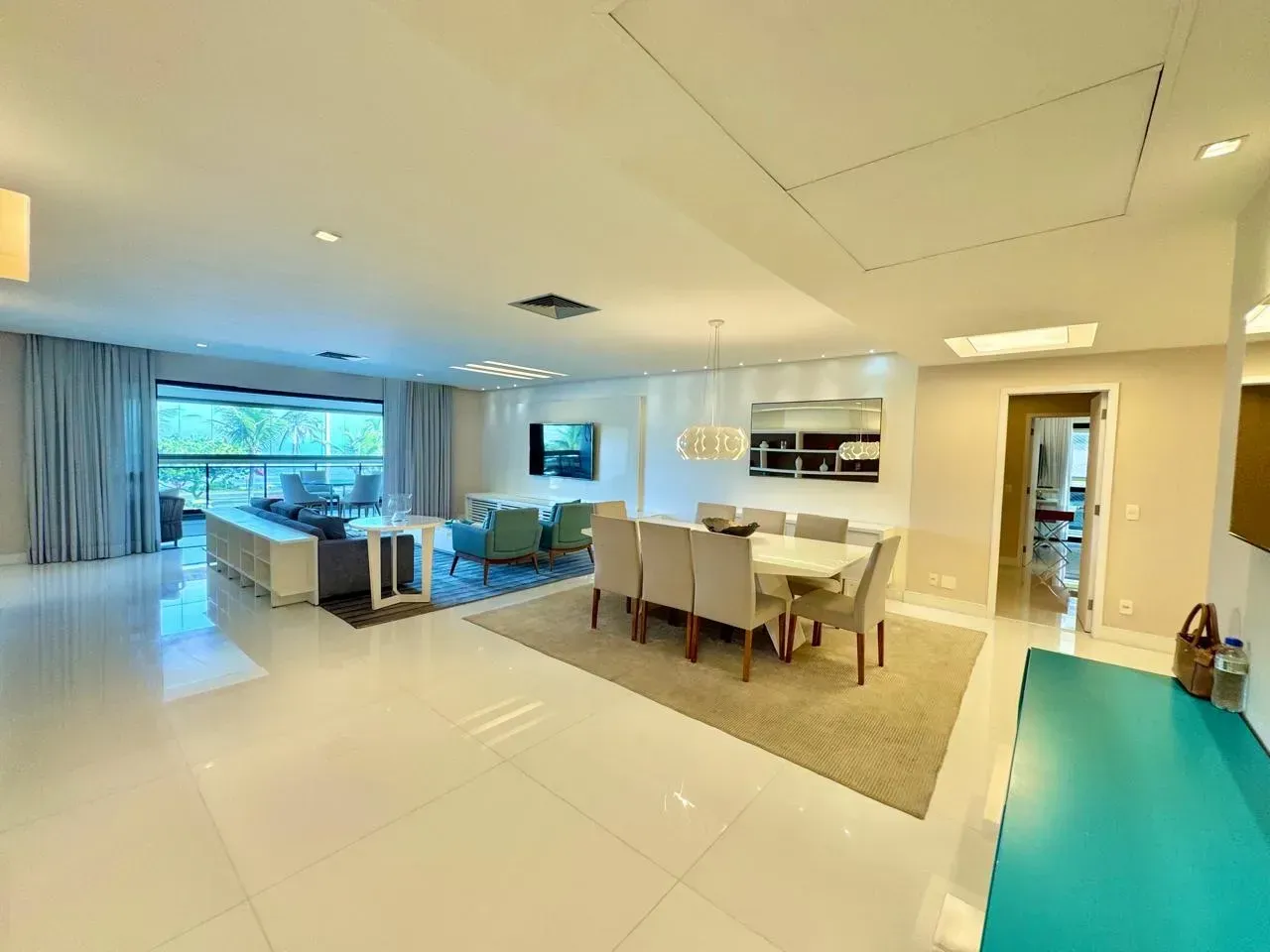 4-bedroom apartment in a building with a heated pool — photo 7