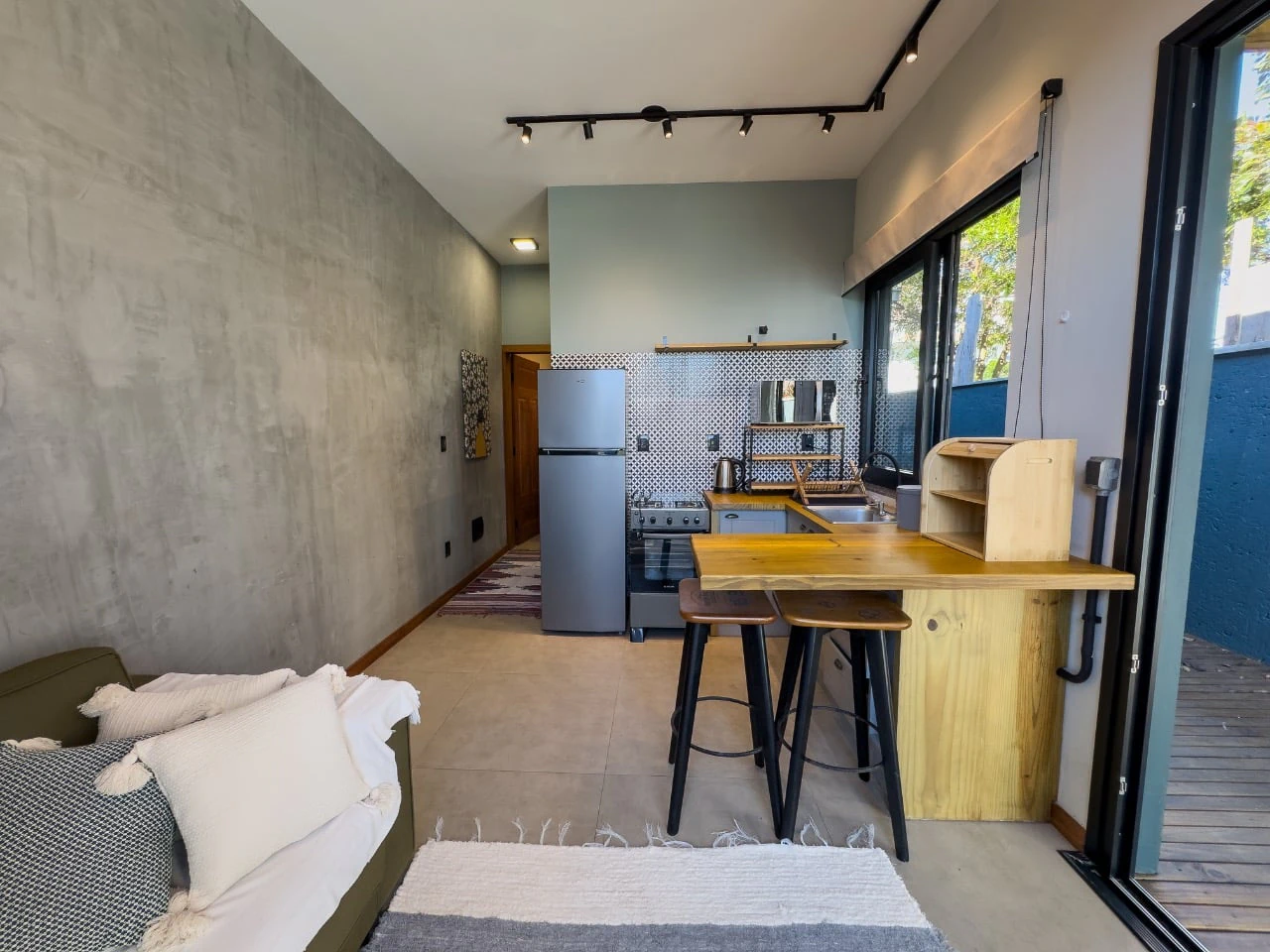 Furnished apartment with balcony and open-plan kitchen — photo 4