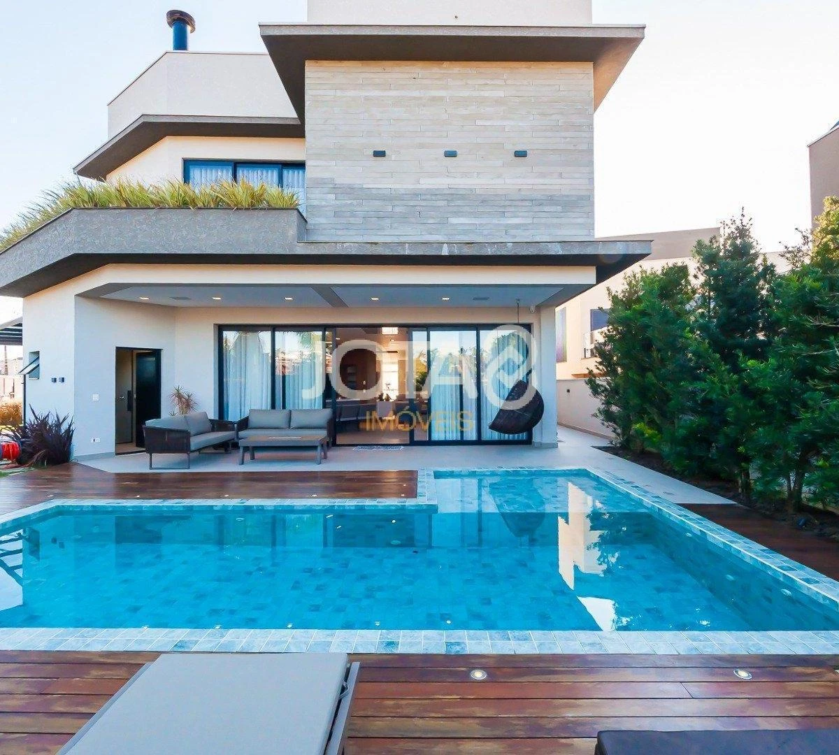 Floor-to-ceiling windows in a 4-bedroom house, 305 m² — photo 11