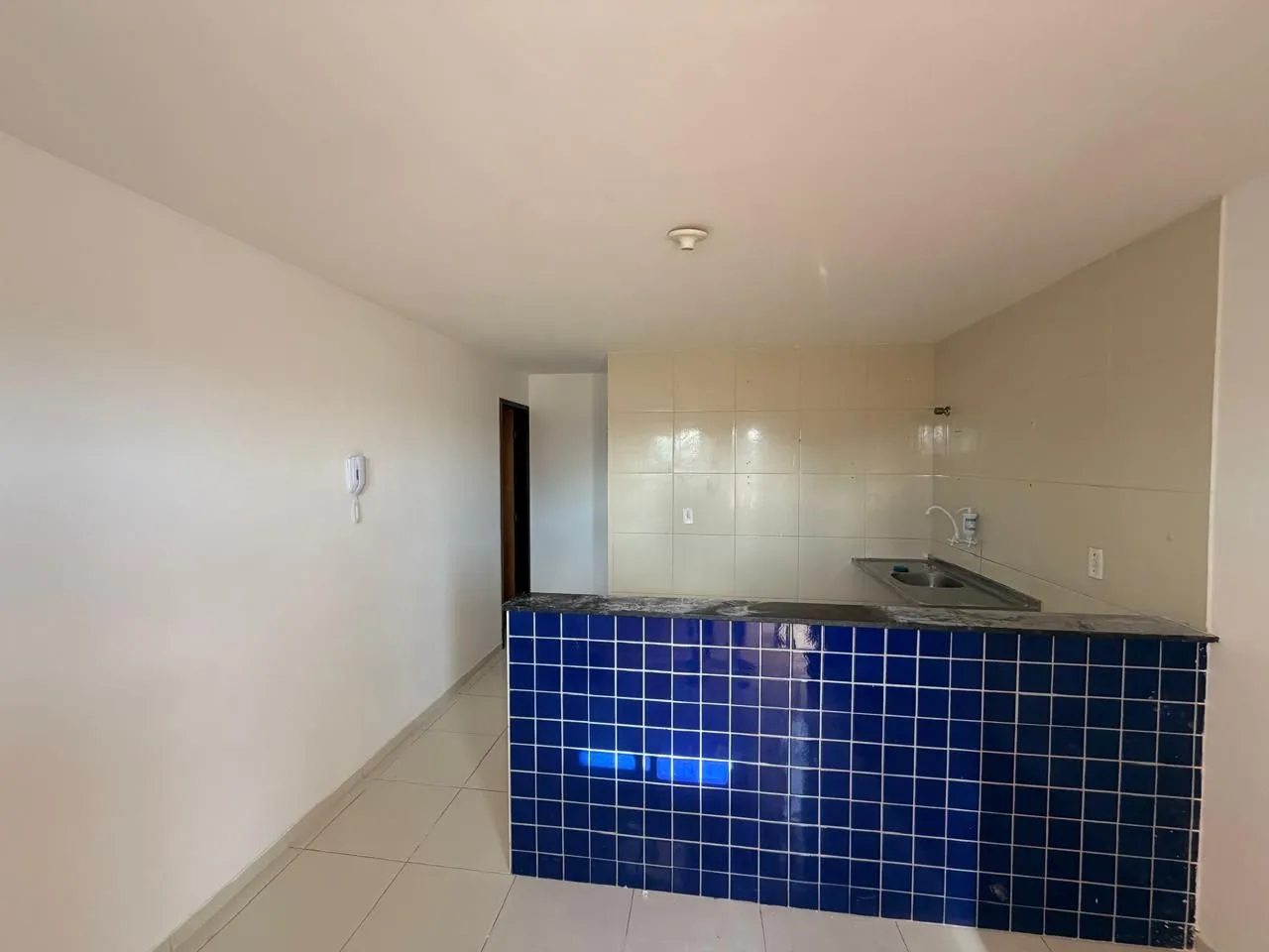 Apartment with 2 bedrooms and 1 bathroom with glass shower — photo 2