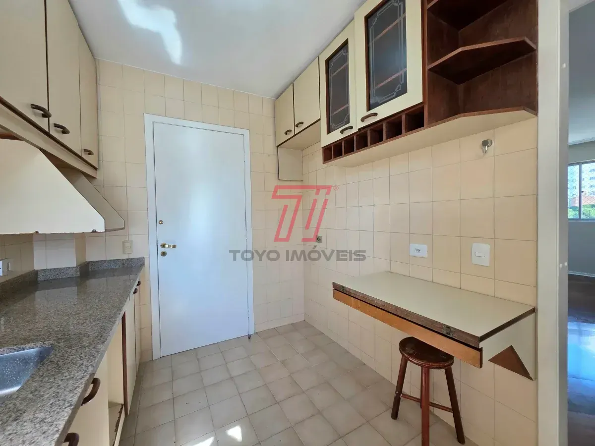 Apartamento de 3 quartos com piso de madeira na sala — photo 22