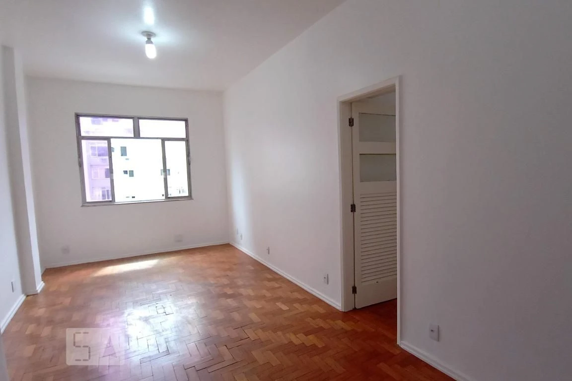 Wood or laminate floors in a 2-bedroom apartment, 55 m² — photo 9