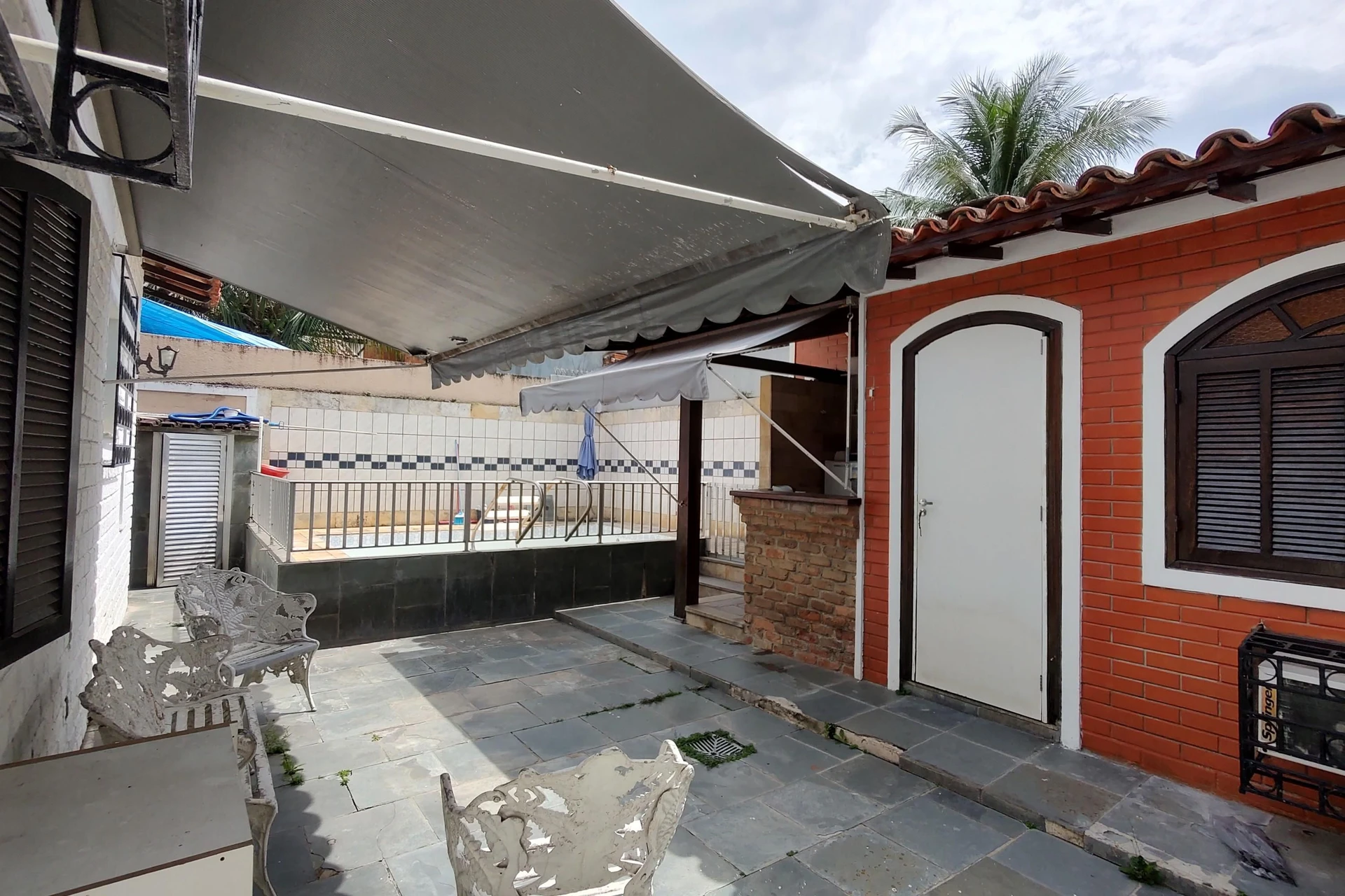 House with 3 bedrooms and a private backyard — photo 19