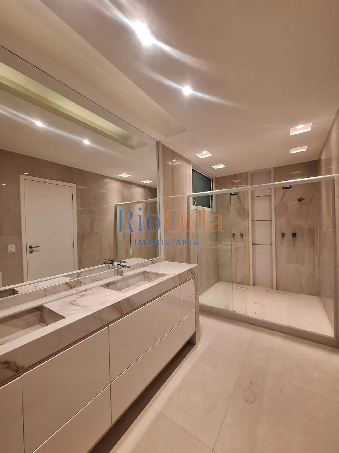 Furnished apartment with 4 bedrooms and 5 bathrooms — photo 25