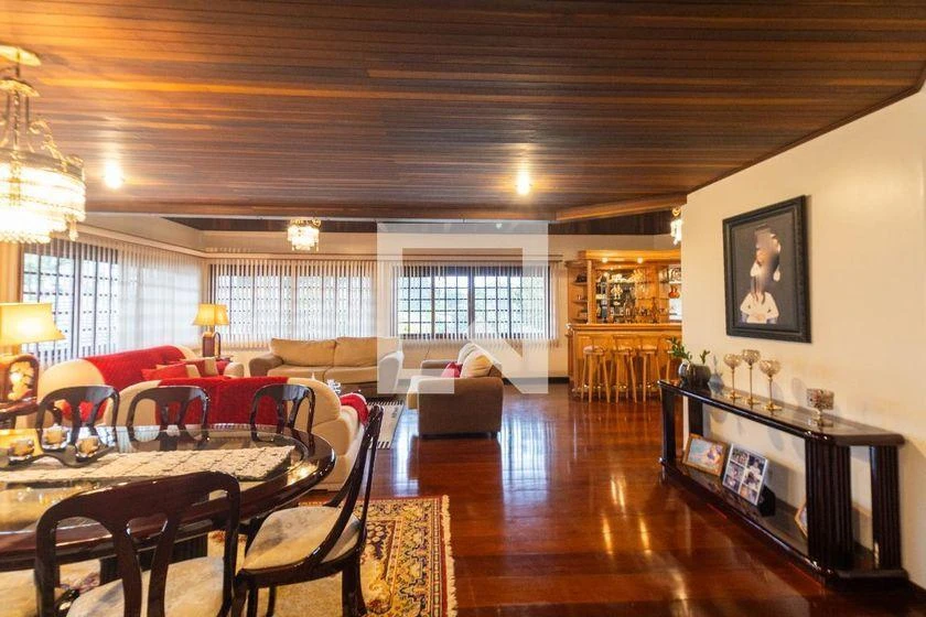 4-bedroom house with a grill on the balcony