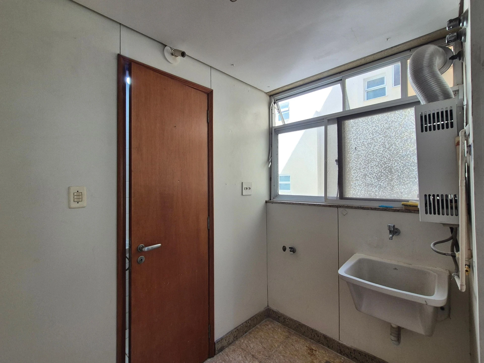 Apartamento com 2 quartos, suíte e varanda com animais — photo 8