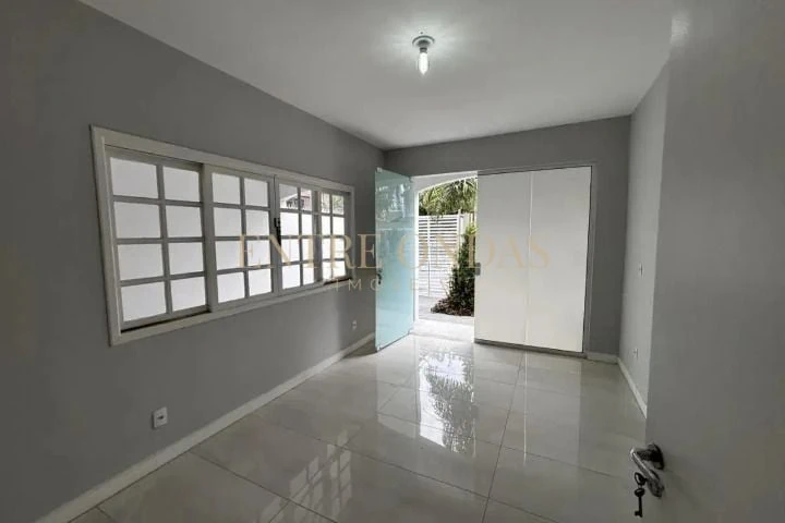 4-bedroom house with open-plan gas kitchen — photo 3