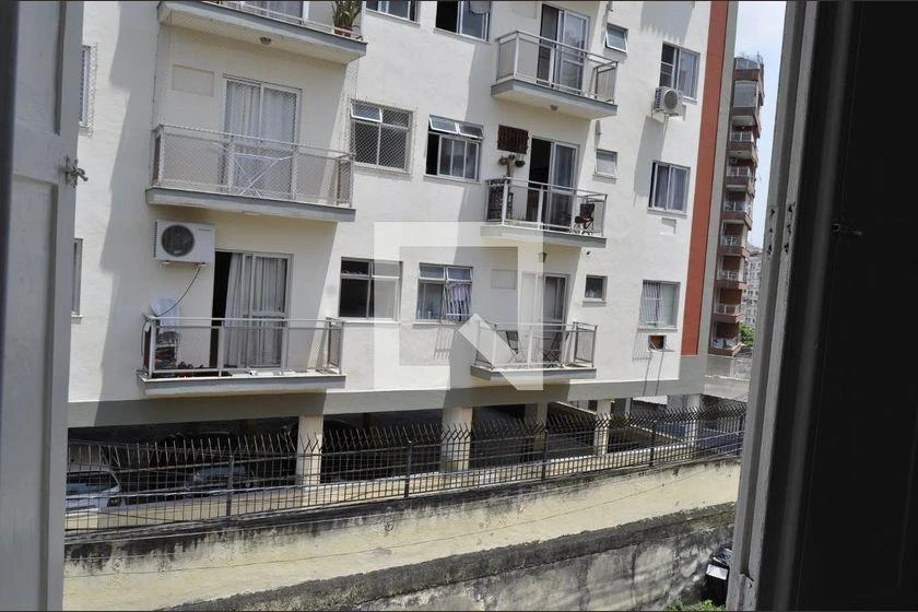 Casa de 2 quartos com piso de madeira ou laminado