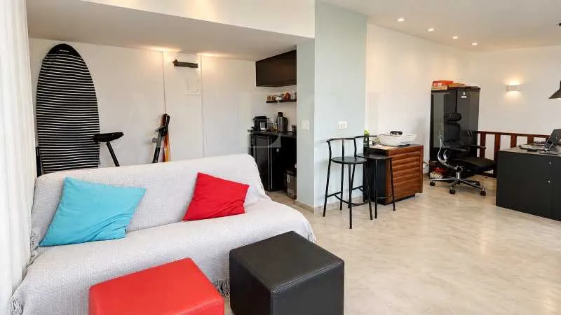 Balcony with a grill in a 3-bedroom apartment, 310 m² — photo 25