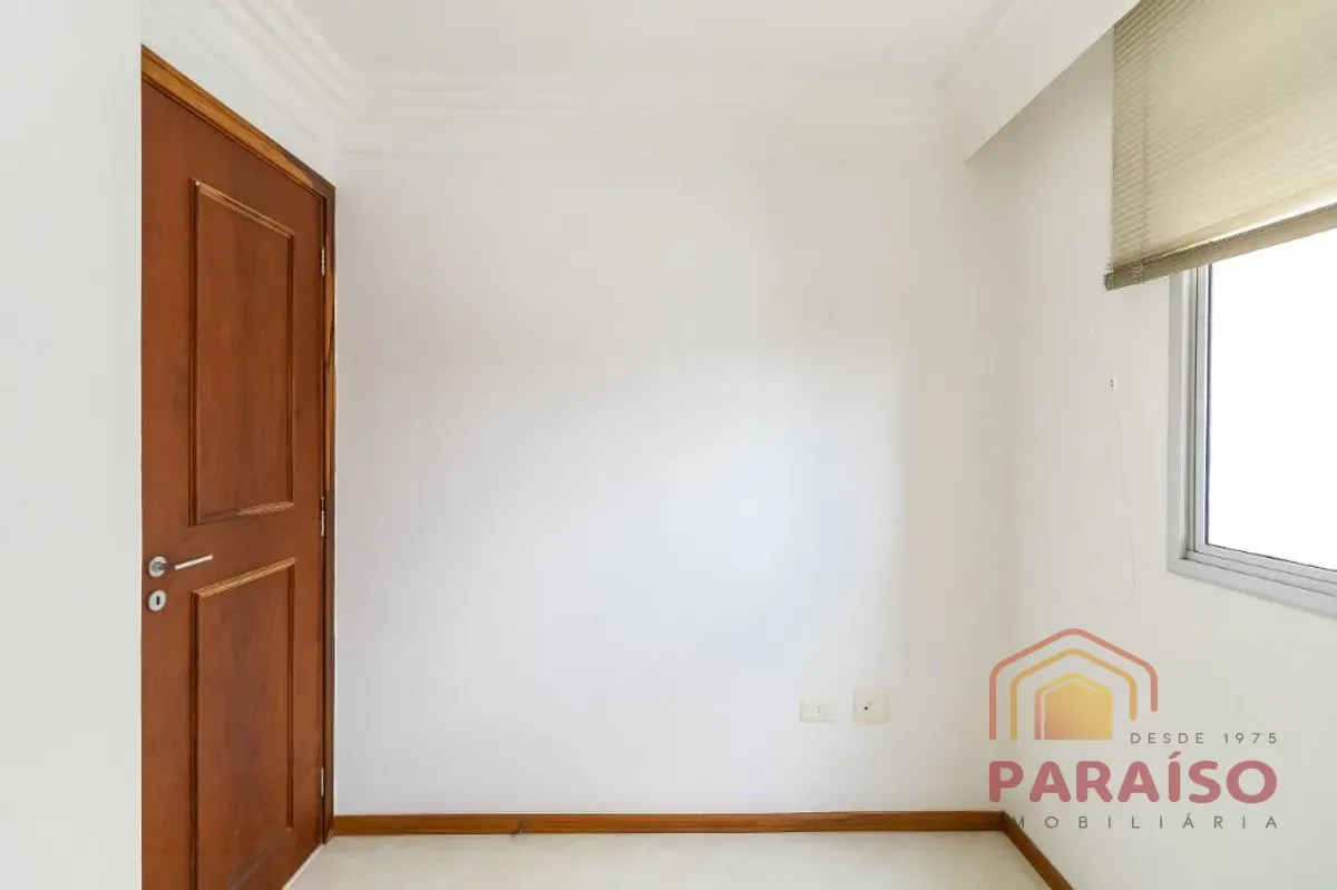 Balcony with a grill in a 2-bedroom apartment, 90 m² — photo 39