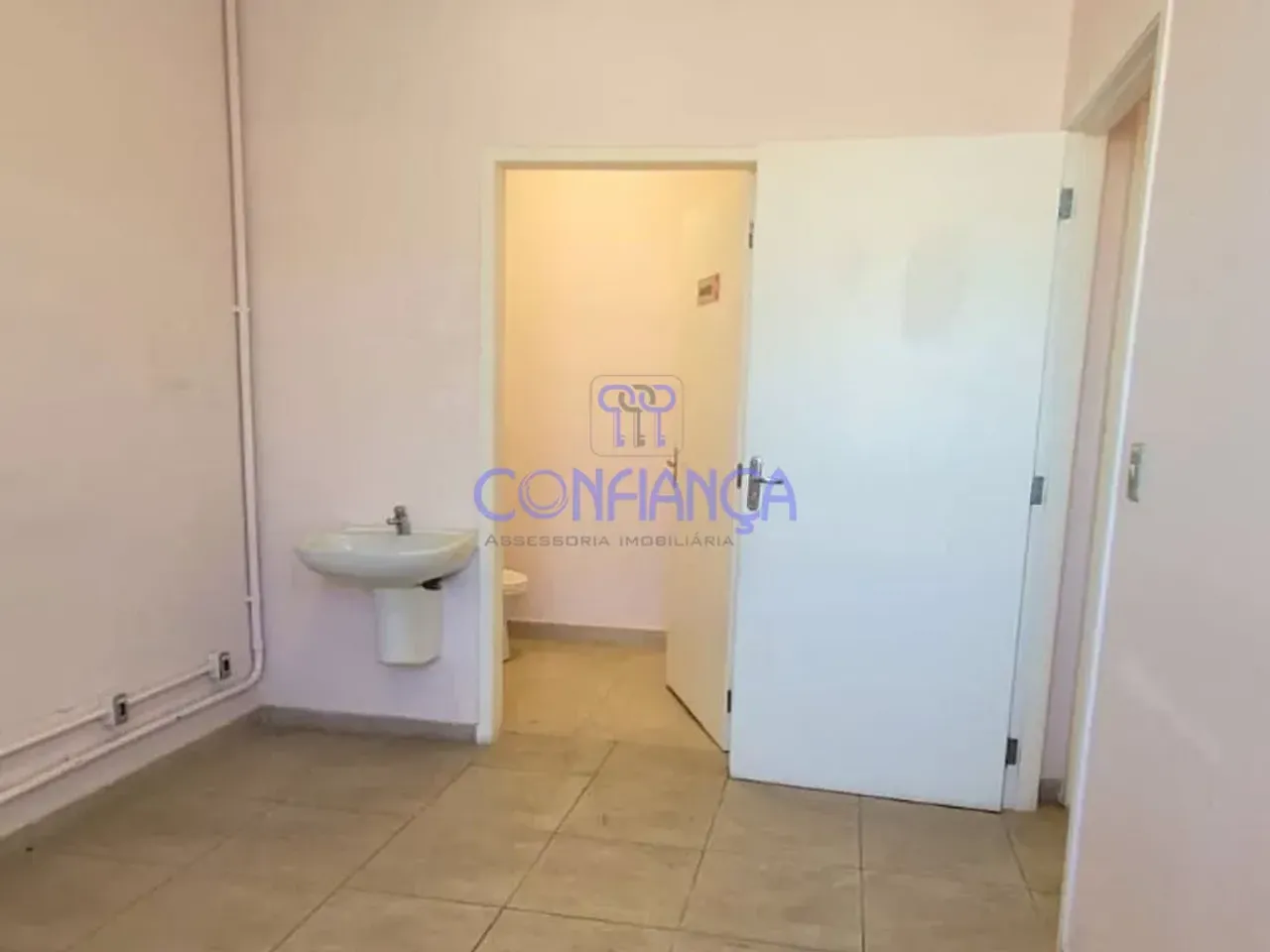 House with 1 bedroom and 3 bathrooms plus 5 parking spaces — photo 4