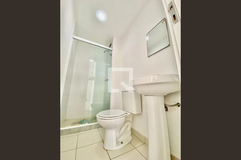 Apartamento de 2 quartos em condomínio com piscina