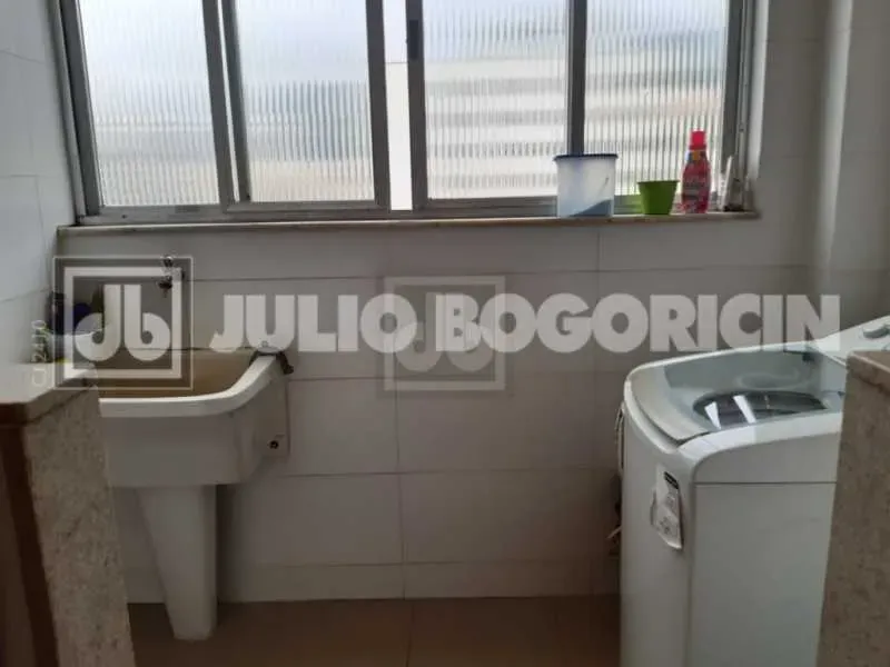 3-bedroom apartment with a mountain view in Rio de Janeiro — photo 13