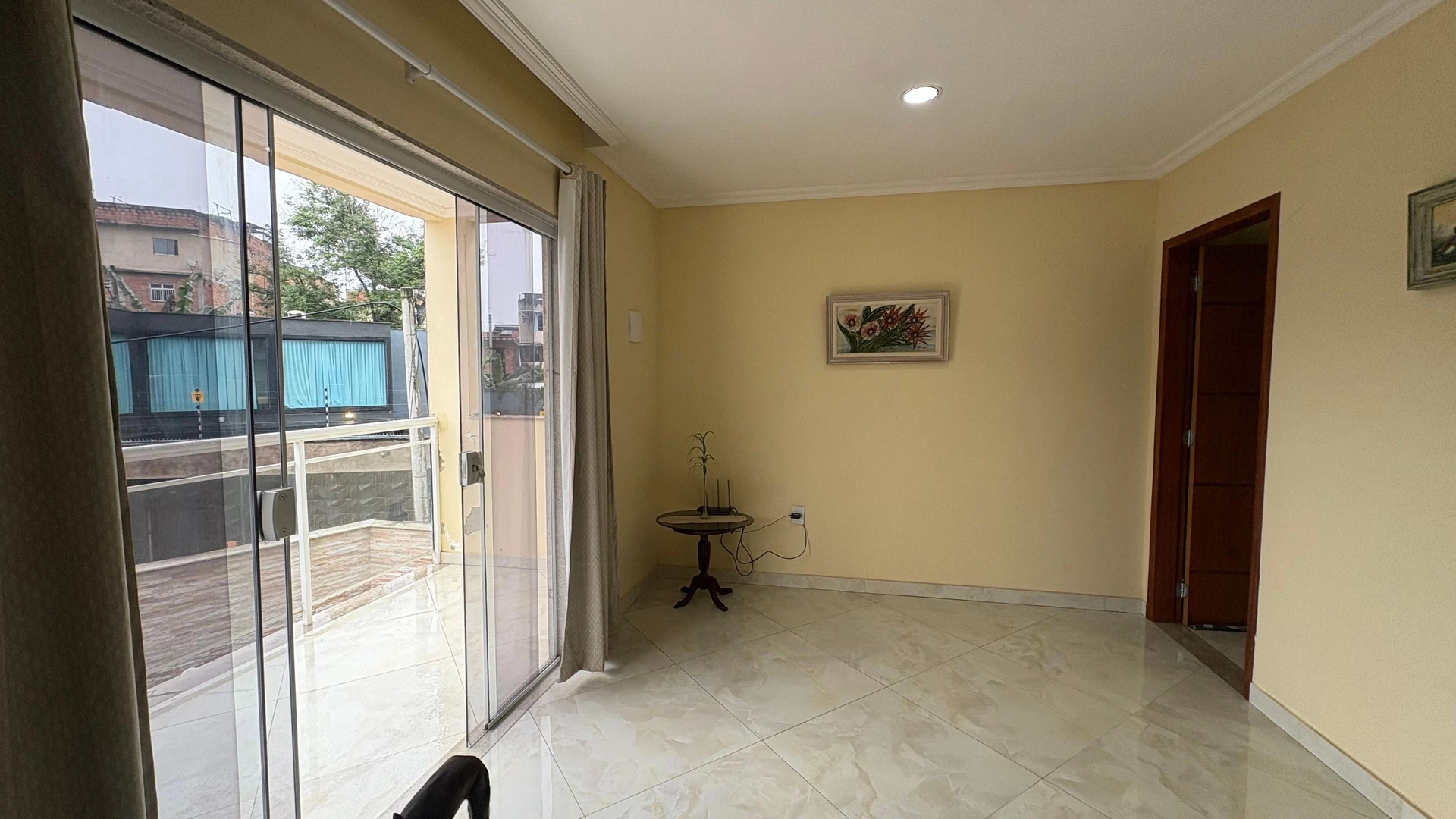 4-bedroom house with a glass-enclosed balcony — photo 2