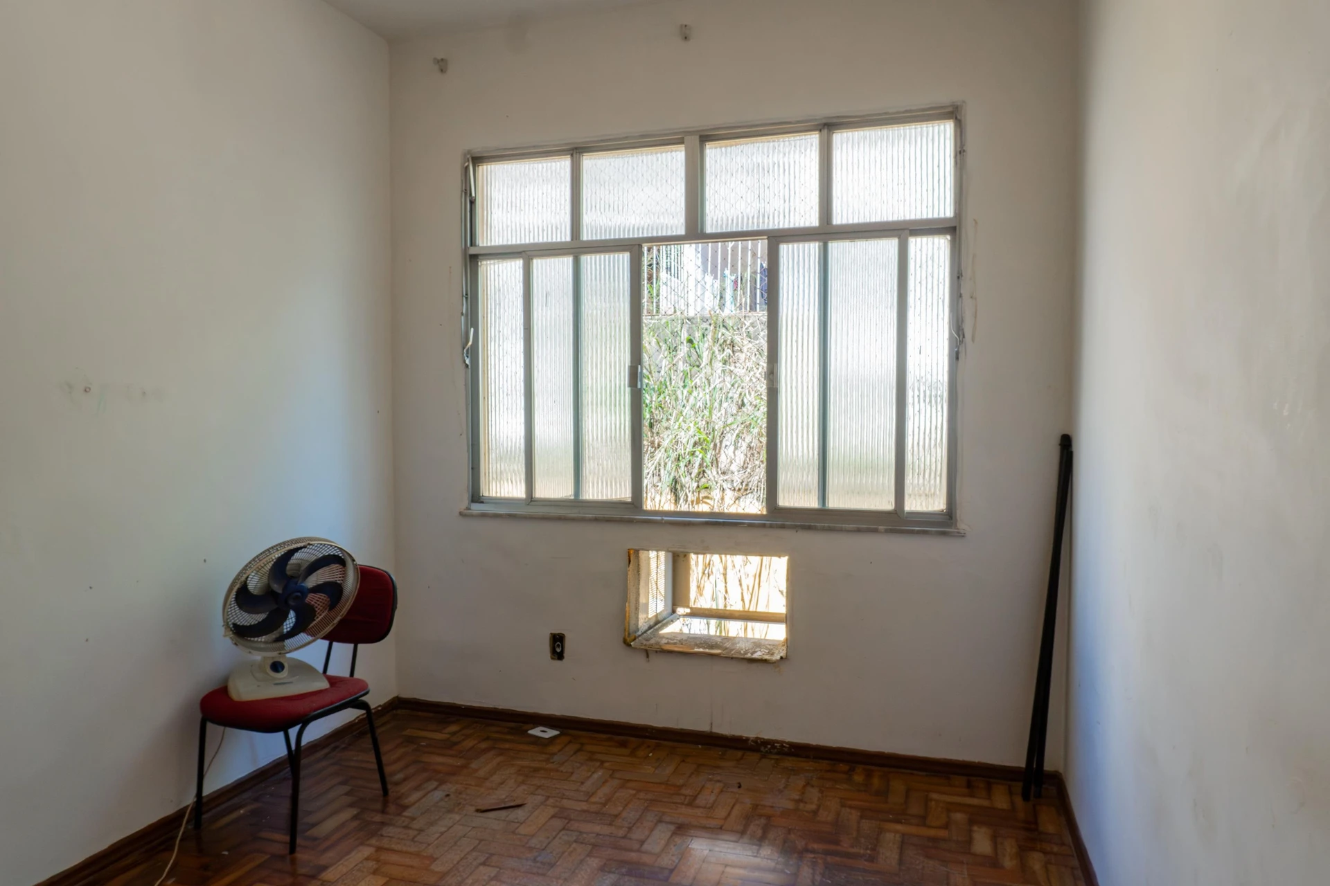 One-bedroom apartment with wood or laminate floors — photo 10